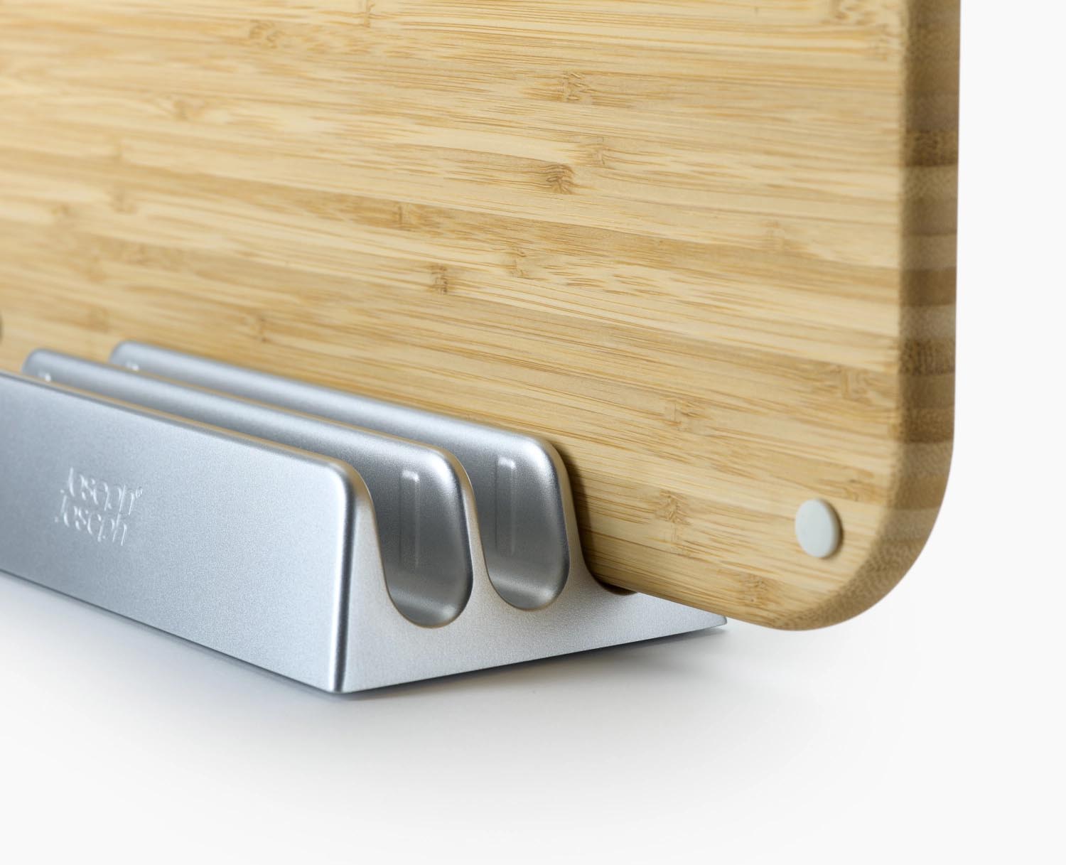 Stilvolles 3er-Set Bambus-Schneidbretter mit Halterung von Joseph Joseph, perfekt für saubere und geordnete Küchenvorbereitungen.