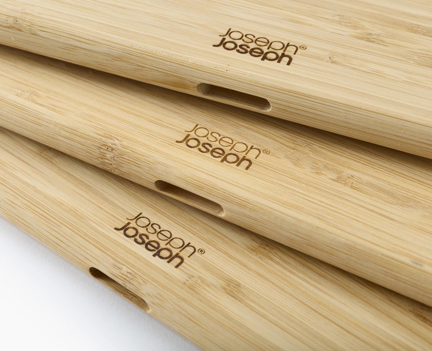 Praktisches 3er Set Bambus-Schneidbretter mit Halterung von Joseph Joseph, ideal für sauberes und geordnetes Arbeiten in der Küche.