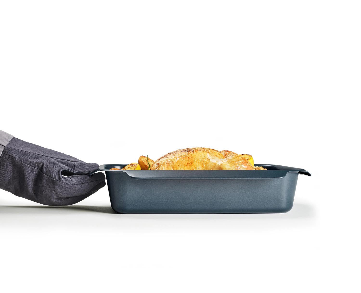 Vielseitiges 3er Set Nest Oven Backformen von Joseph Joseph, ideal für müheloses Backen und platzsparende Aufbewahrung in Ihrer Küche.