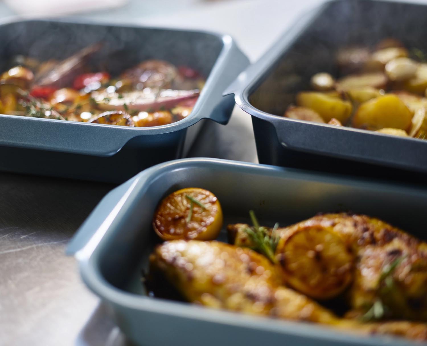 Quadratische Backform 24x24cm, antihaftbeschichtet, langlebig, pflegeleicht, perfekt für kreative Backrezepte.