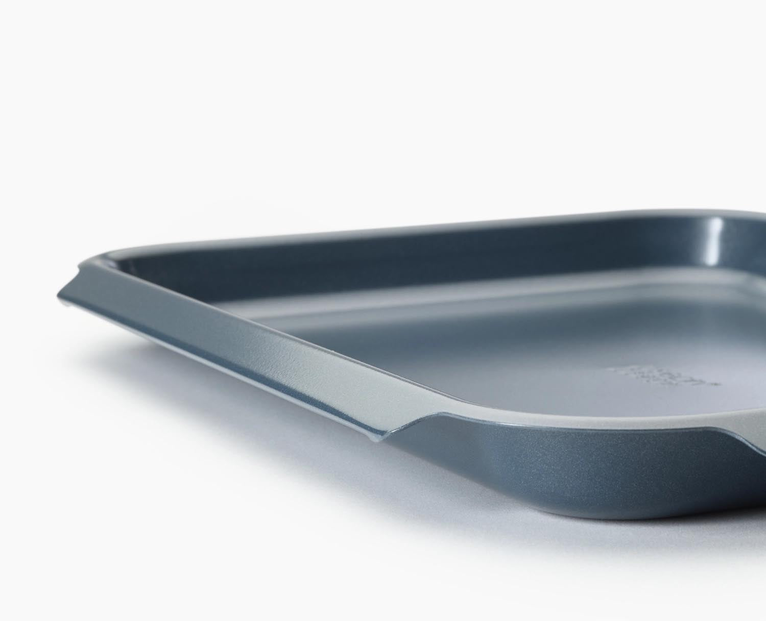 Robuste Backform 30x40cm von Joseph Joseph, antihaftbeschichtet, perfekt für Backen und Braten, einfach zu reinigen und langlebig.