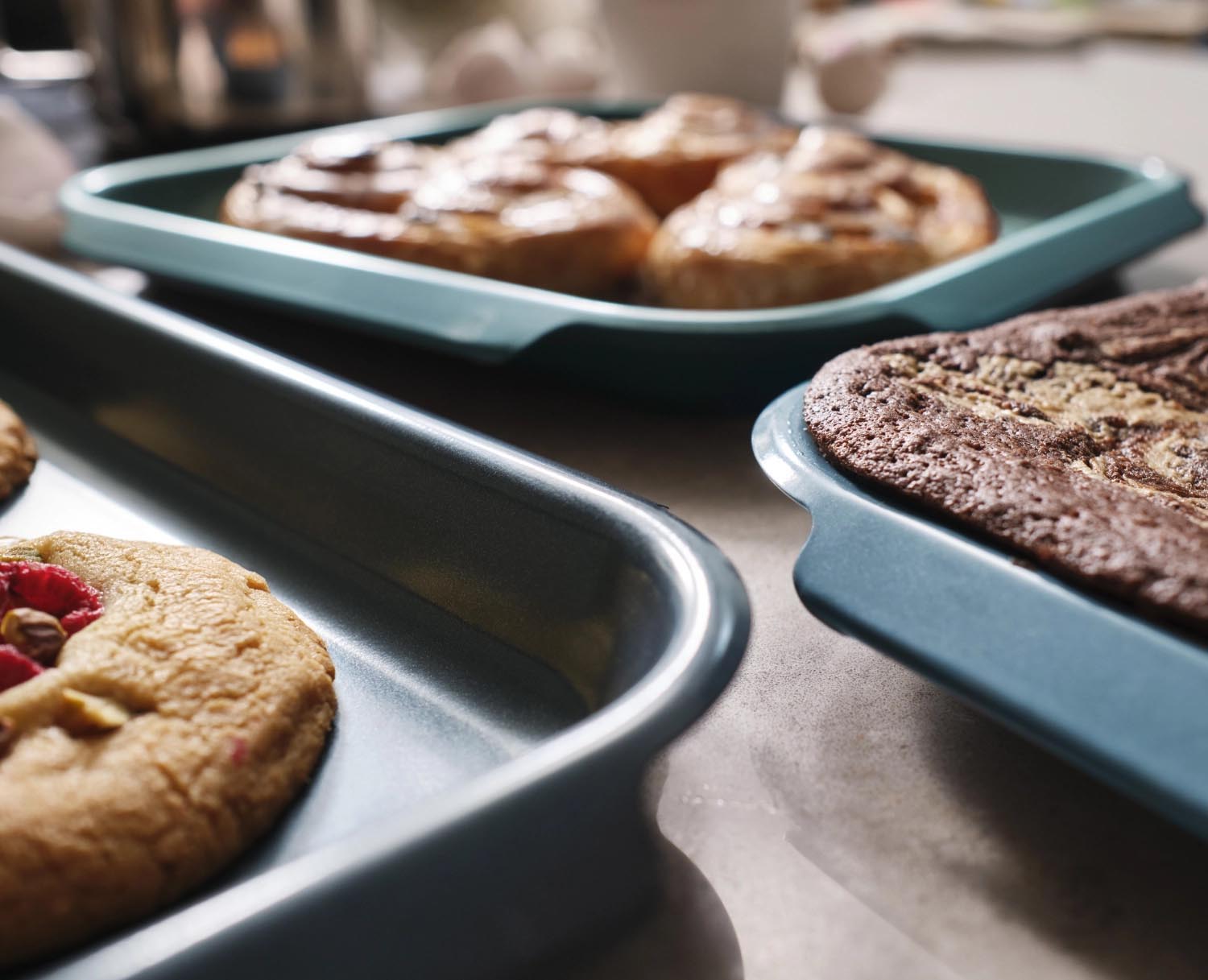 Antihaft-Backform Nest Bake M von Joseph Joseph, 30x33cm, 3cm hoch, ideal für gleichmässiges Backen und einfache Reinigung.