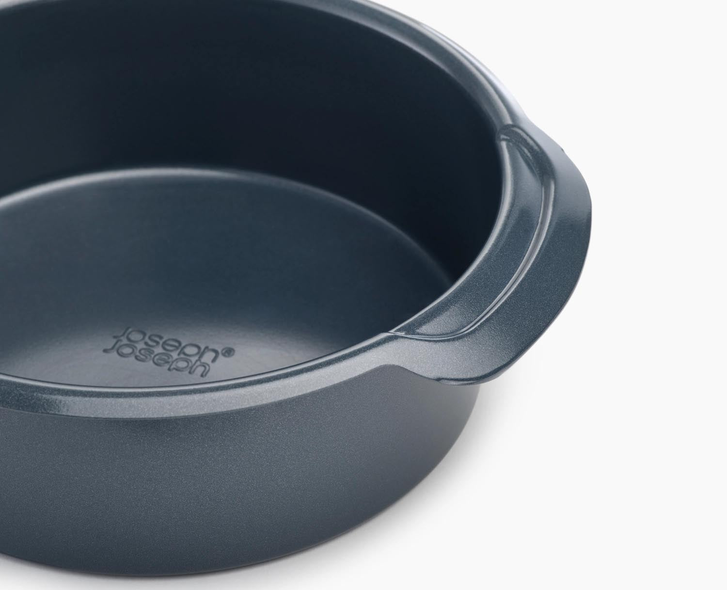 2er Set runde Backformen (20 cm & 23 cm) von Joseph Joseph, perfekt für Kuchen, platzsparend stapelbar und langlebig designt.