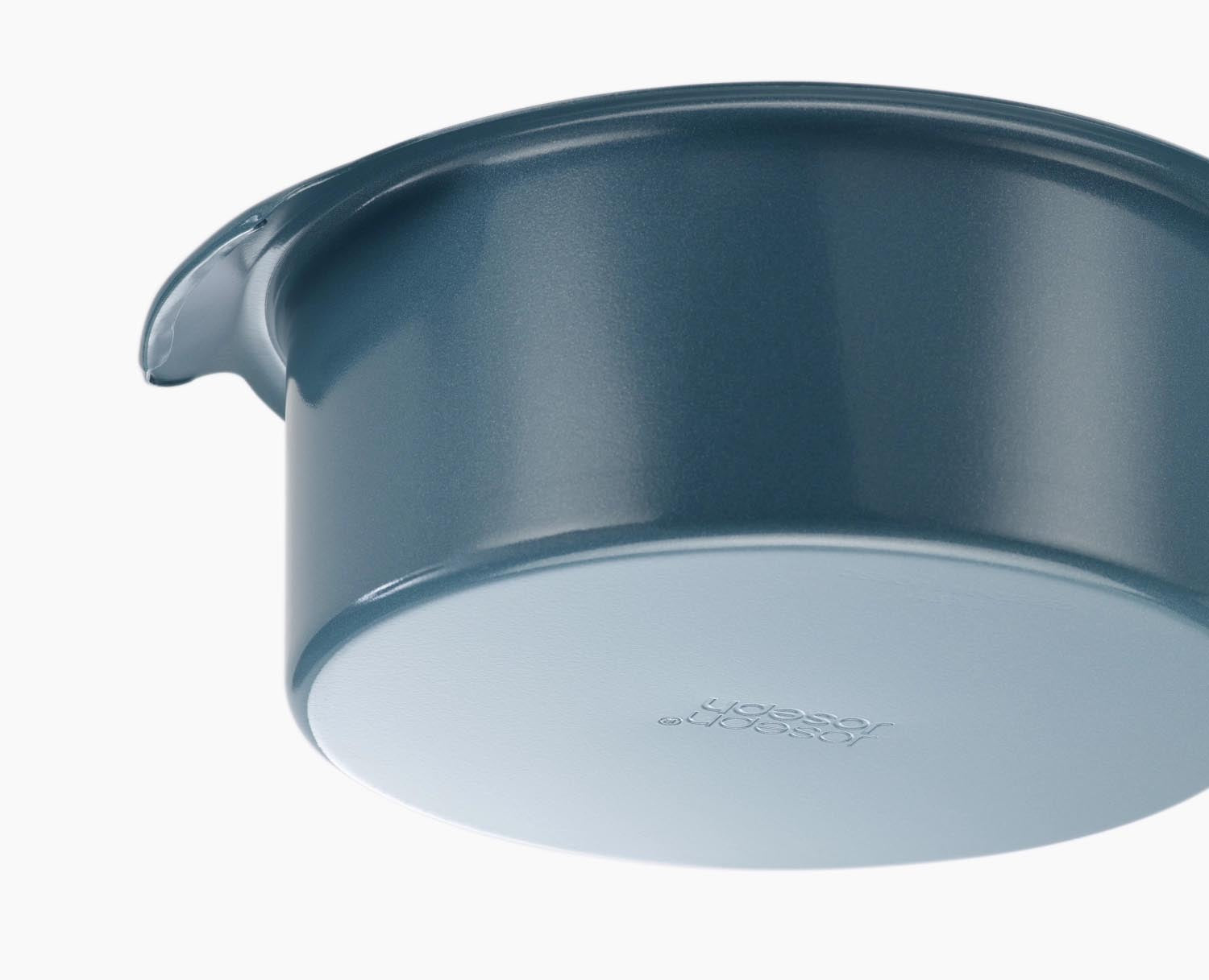 2er Set runde Backformen (20 cm & 23 cm) von Joseph Joseph, perfekt für Kuchen, platzsparend stapelbar und langlebig designt.