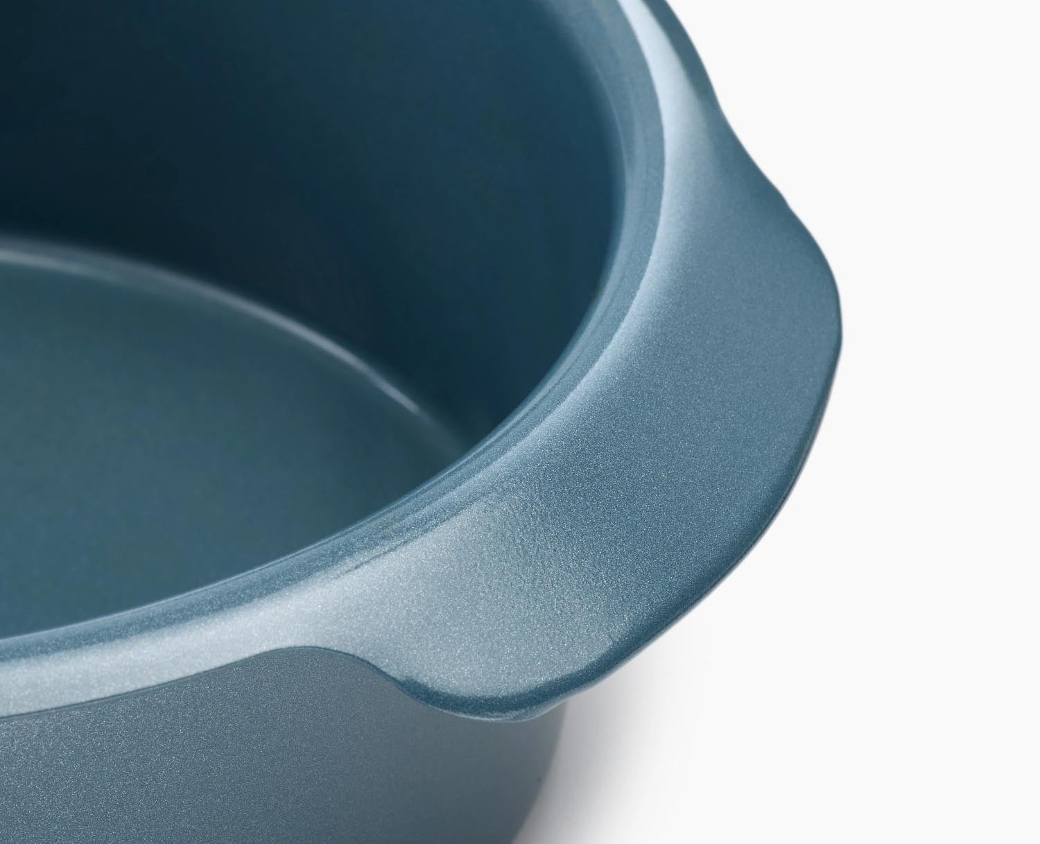 2er Set runde Backformen (20 cm & 23 cm) von Joseph Joseph, ideal für Kuchen, stapelbar, robust und platzsparend gestaltet.