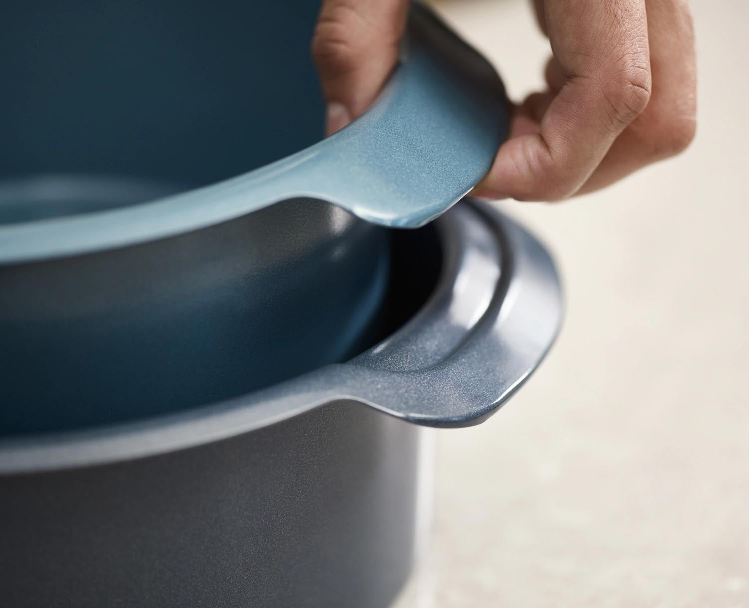 Entdecken Sie das 2er Set Nest Bake Backformen von Joseph Joseph – perfekte, stapelbare Formen (20 & 23 cm) für müheloses Backen und einfache Aufbewahrung.