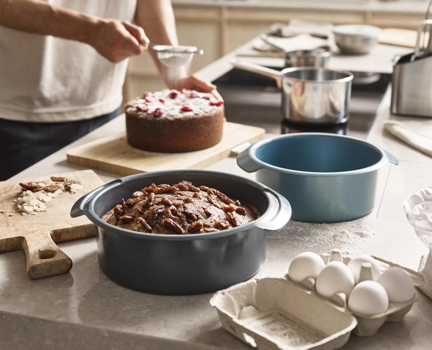 Erleben Sie das praktische 2er Set Nest Bake Backformen von Joseph Joseph – platzsparend, langlebig und mit Antihaftbeschichtung für müheloses Backen!