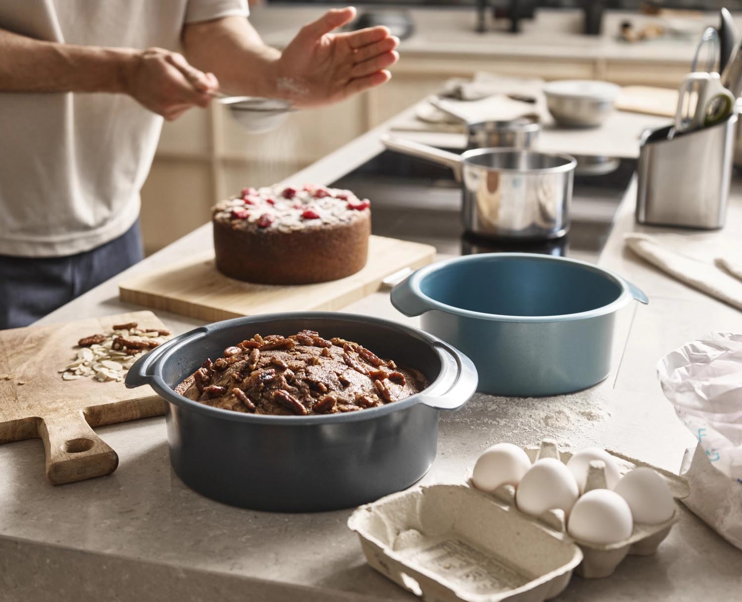 Entdecken Sie die vielseitigen Nest Bake Backformen von Joseph Joseph – stapelbar, robust und ideal für perfekte Kuchen ohne Ankleben!