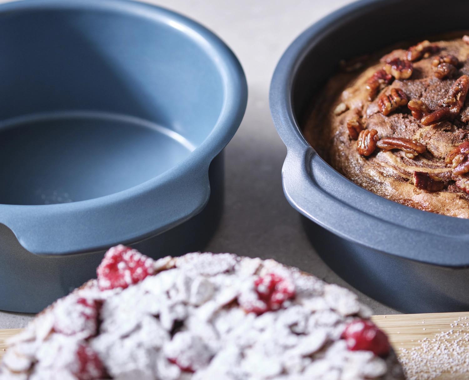 Erleben Sie das praktische 2er Set Nest Bake Backformen von Joseph Joseph – platzsparend, langlebig und mit Antihaftbeschichtung für müheloses Backen!