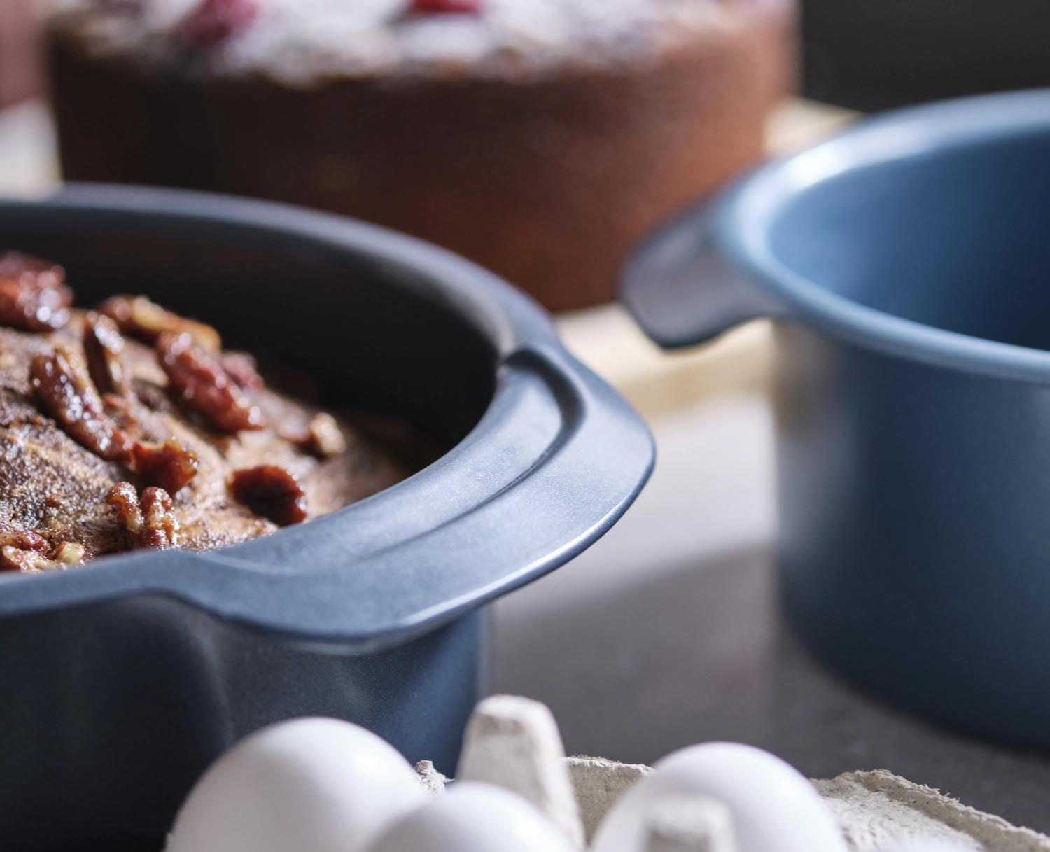 Erleben Sie das praktische 2er Set Nest Bake Backformen von Joseph Joseph – platzsparend, langlebig und mit Antihaftbeschichtung für müheloses Backen!