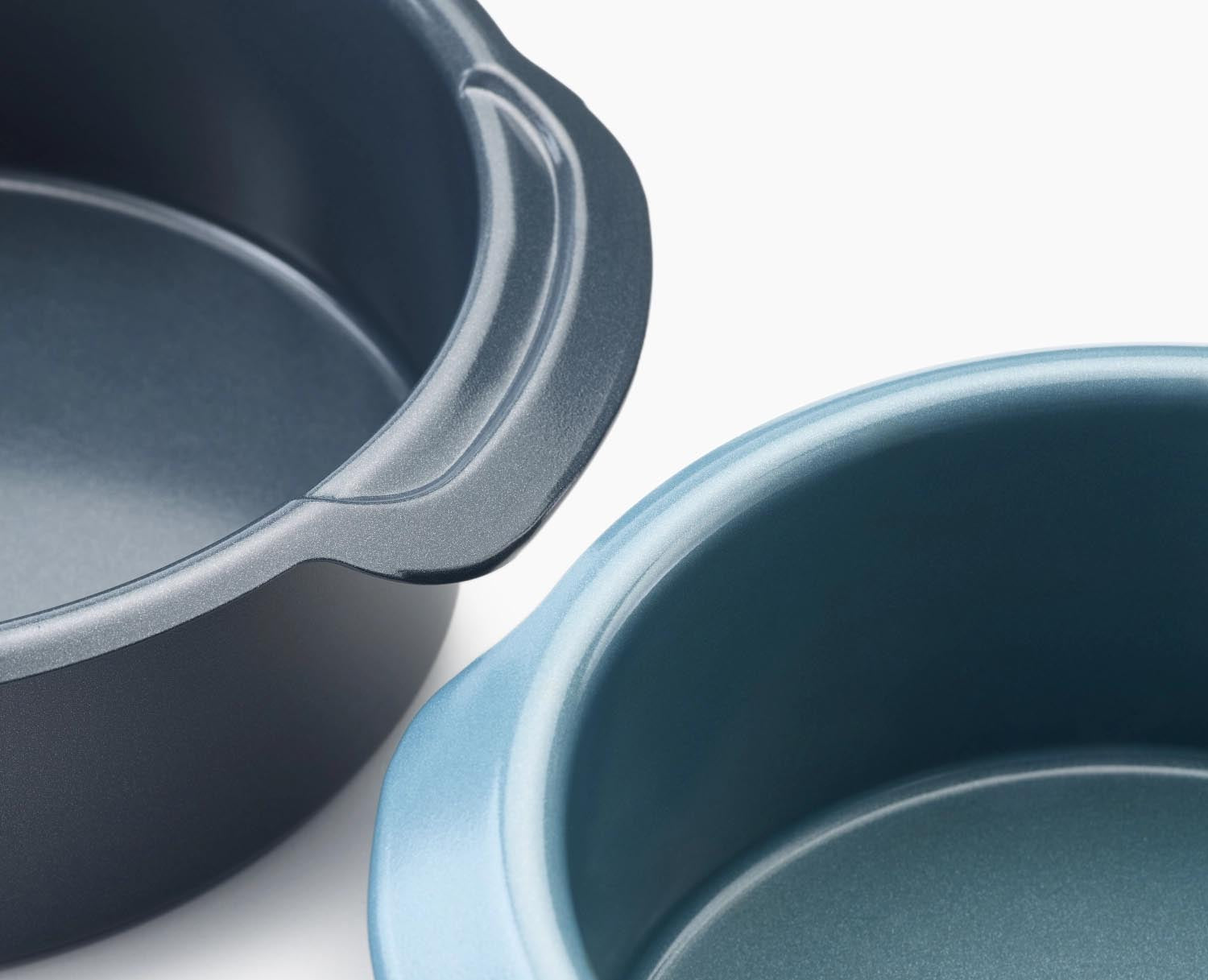 2er Set runde Backformen (20 cm & 23 cm) von Joseph Joseph, ideal für Kuchen, stapelbar, robust und platzsparend gestaltet.