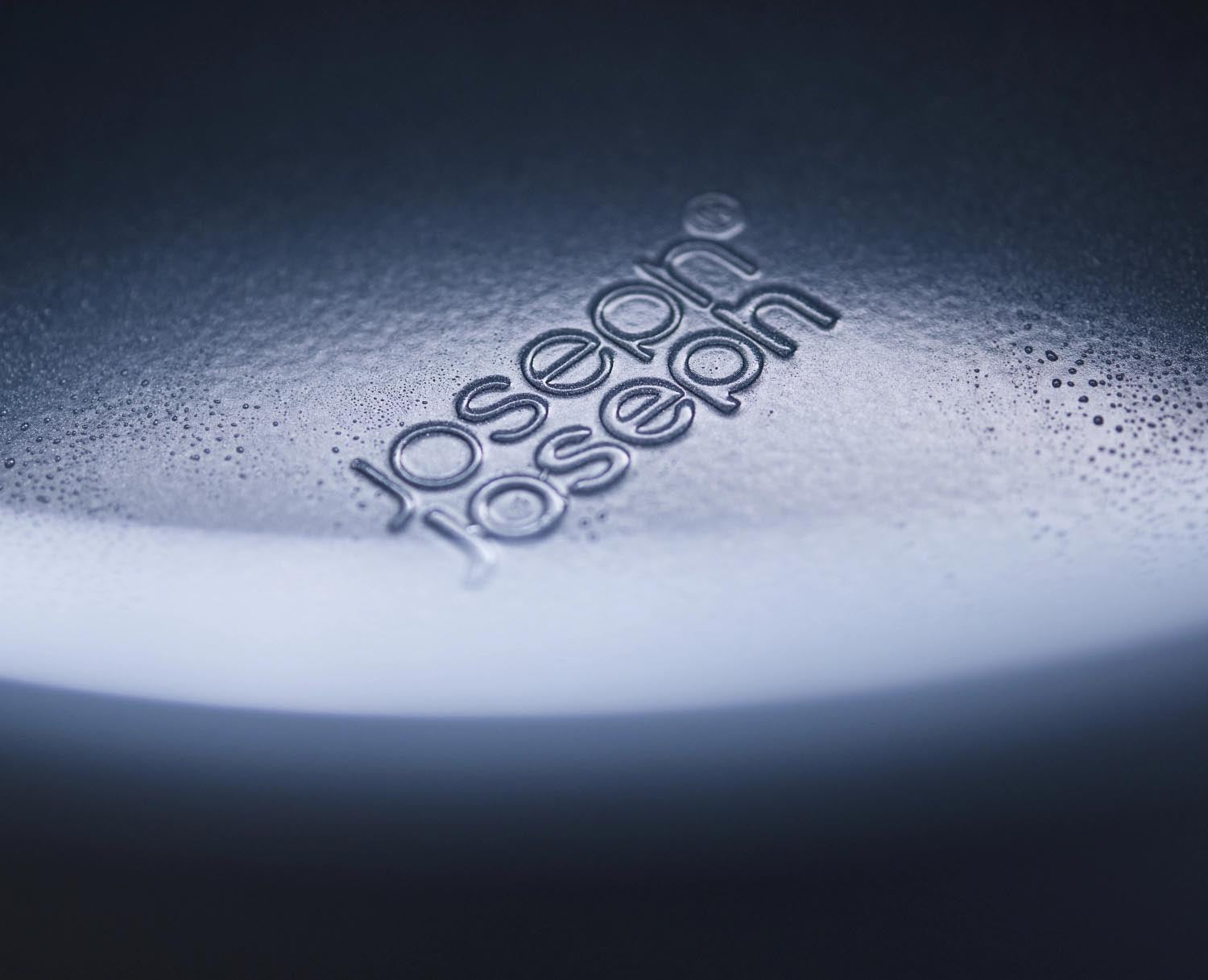 Antihaftbeschichtete 23 cm Kuchenform von Joseph Joseph, langlebig, leicht zu reinigen, ideal für Backfans und vielseitiges Backen.