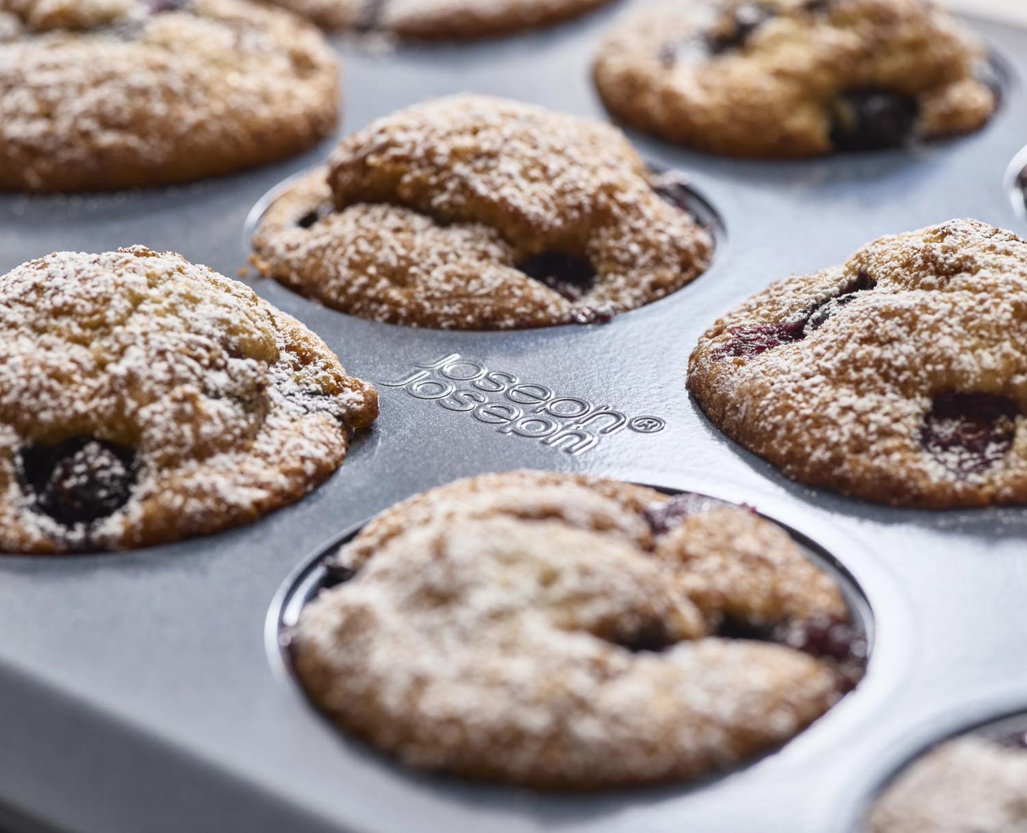 Entdecken Sie die Joseph Joseph Nest™ Bake Backform für 12 Muffins. Mit robuster Antihaftbeschichtung und platzsparendem Design für müheloses Backen.