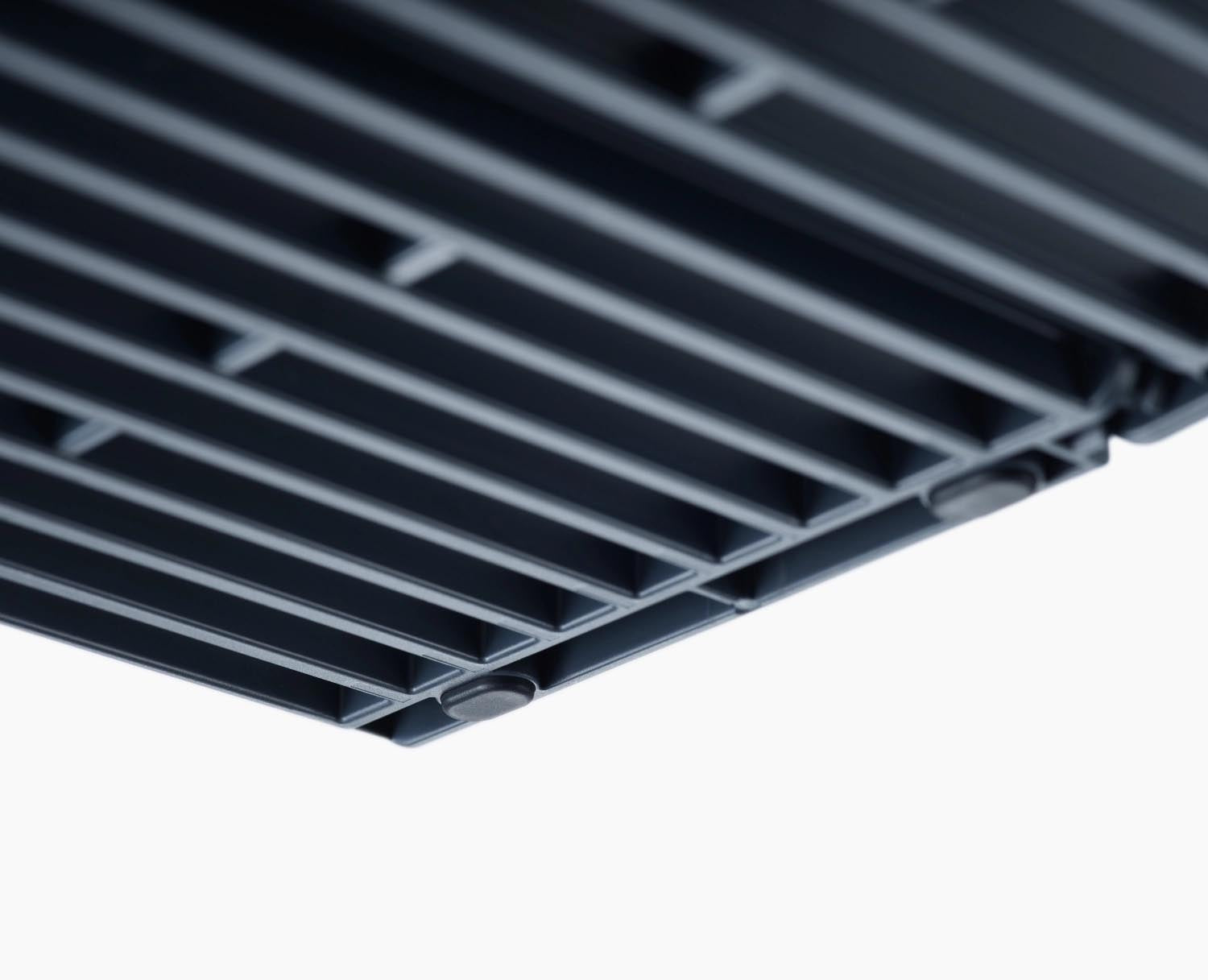 Kompakte faltbare Abtropfschale von Joseph Joseph, perfekt für Spülen, platzsparend und ideal für moderne Küchen.