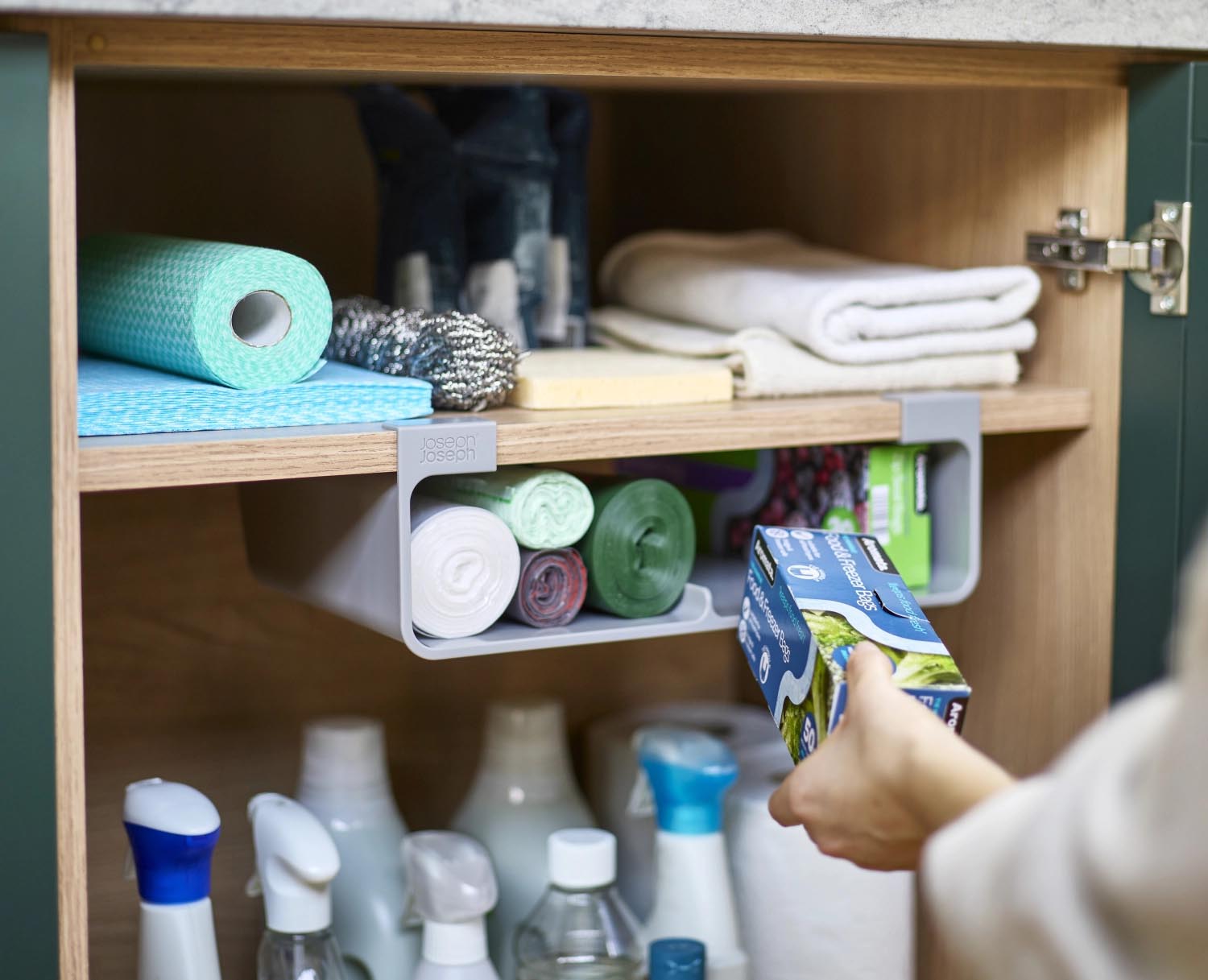 Praktischer Schubladeneinsatz von Joseph Joseph für Abfallsäcke, optimiert Stauraum und sorgt für eine aufgeräumte Küche.