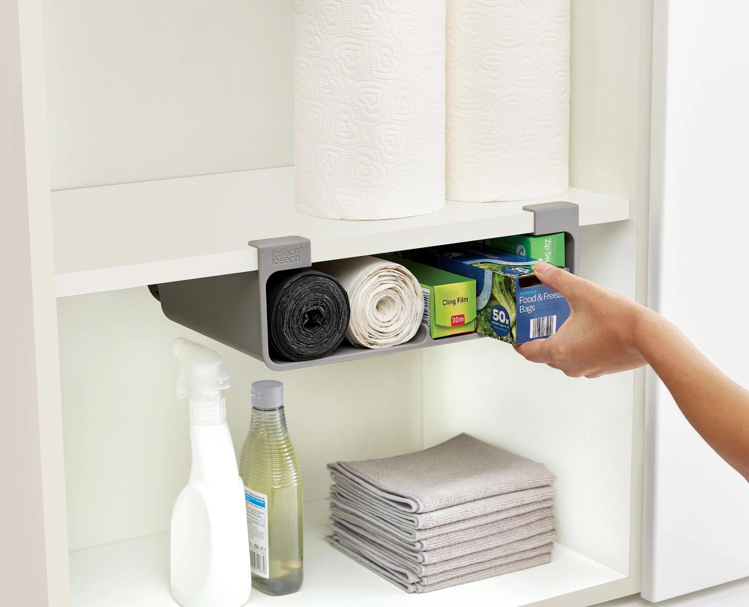 Maximieren Sie den Stauraum in Ihrer Küche mit dem CupboardStore Schubladeneinsatz von Joseph Joseph. Perfekt für die Aufbewahrung von Abfallsäcken und Beuteln.