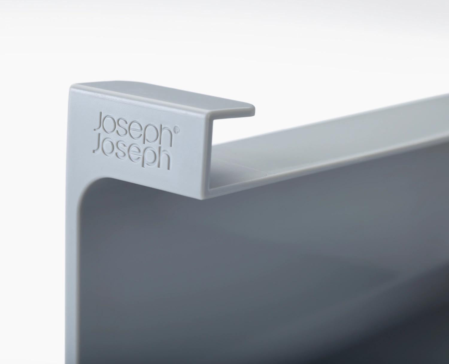 Praktischer Schubladeneinsatz von Joseph Joseph für Abfallsäcke und Beutel, ideal für eine ordentliche und platzsparende Küchenschublade.