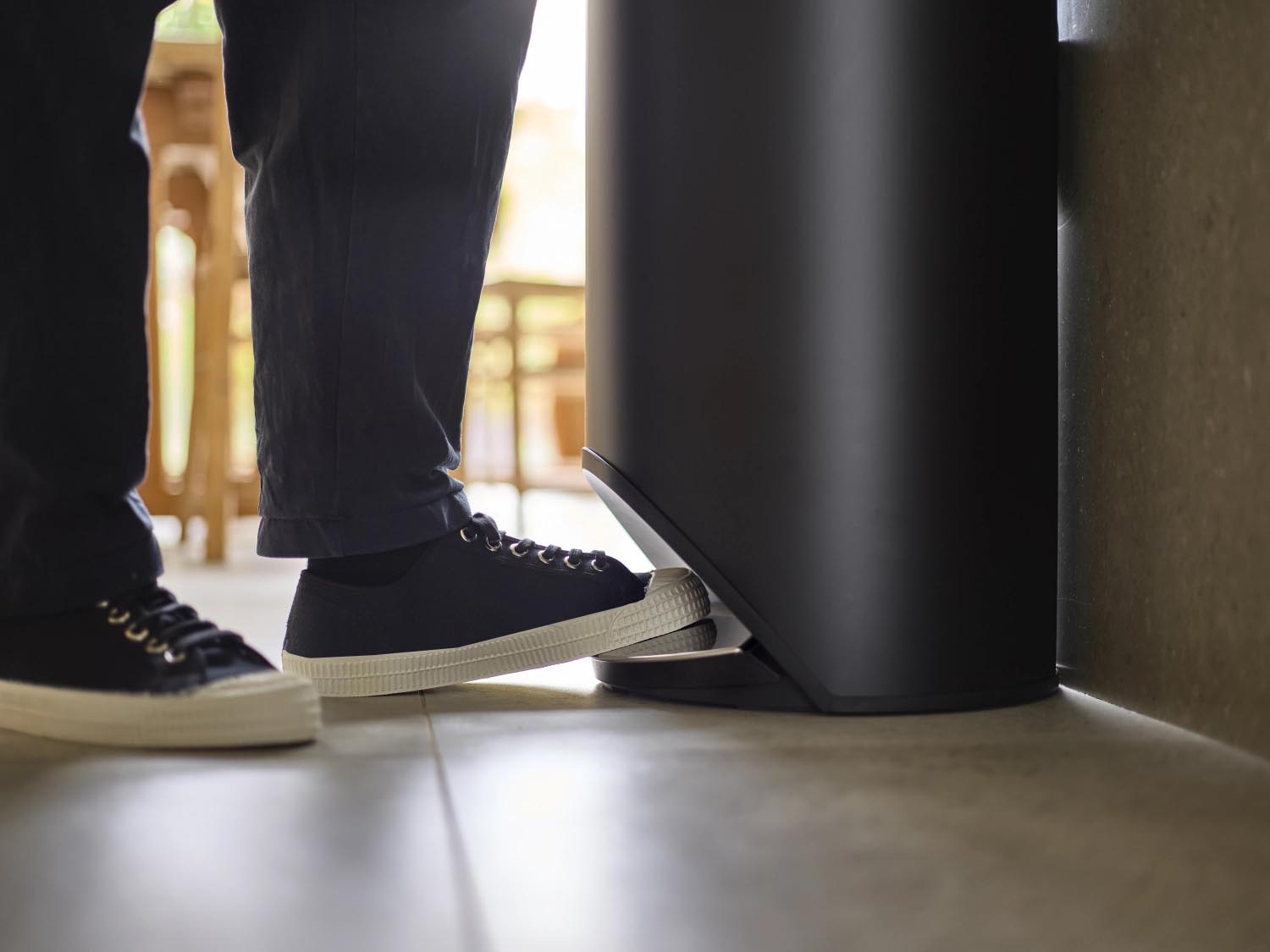 Eleganter 30L Pedaleimer von Joseph Joseph in Carbon-Schwarz, H72cm, D34cm, mit praktischer Innentasche, perfekt für modernes Recycling.