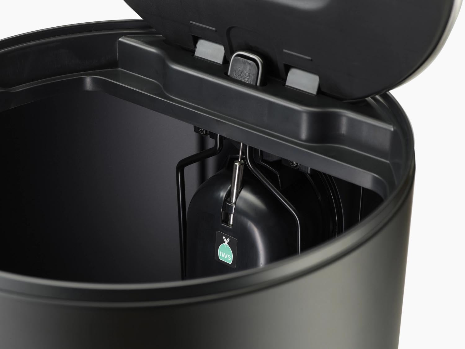 Eleganter 30L Pedaleimer von Joseph Joseph in Schwarz, H72cm, D34cm, mit Innentasche, ideal für moderne und praktische Mülltrennung.