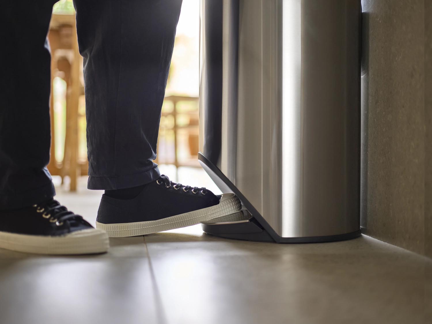 Eleganter 30L Edelstahl-Pedaleimer von Joseph Joseph, H72cm D34cm, mit integrierter Innentasche und cleveren Features für einfache Müllentsorgung.