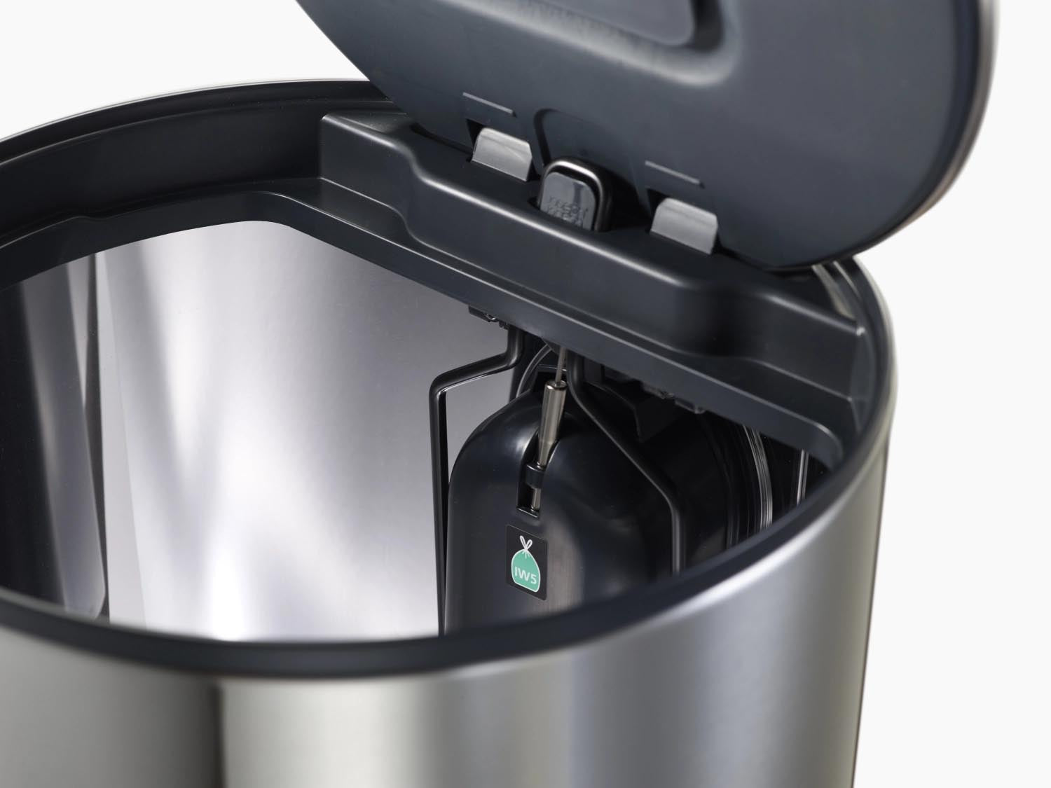 Moderner 30L Edelstahl-Pedaleimer von Joseph Joseph, H72cm D34cm, mit praktischer Innentasche, perfekt für stilvolle Haushalte.