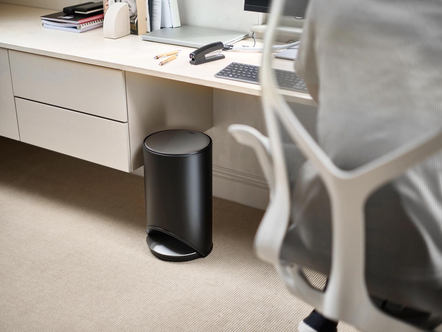 Moderner 10L Pedaleimer von Joseph Joseph in Carbon-Schwarz, H45cm D26cm, mit Innentasche. Ideal für stilvolle Abfallentsorgung.