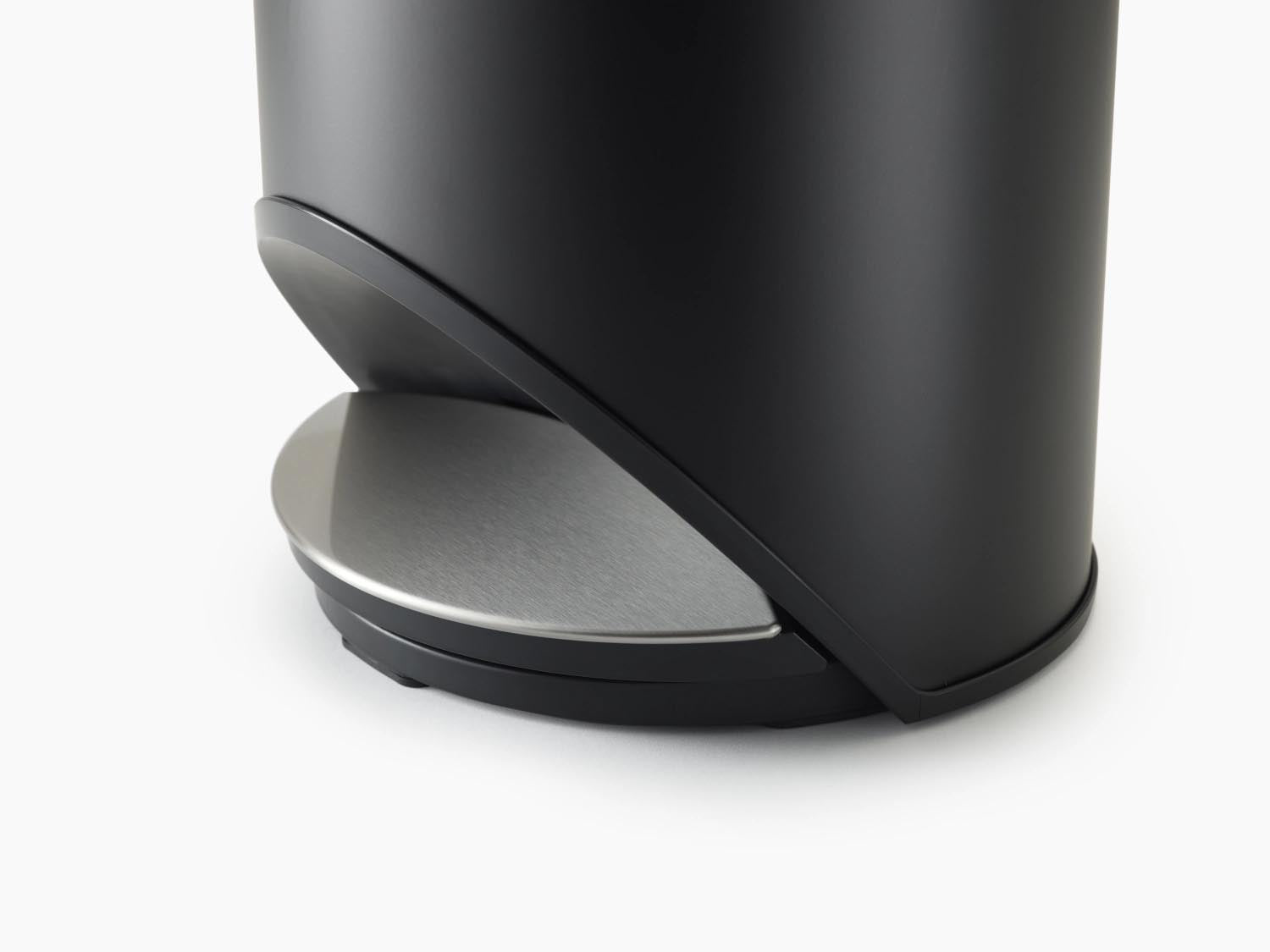 Stilvoller 10L Pedaleimer in Schwarz, H45cm D26cm, mit herausnehmbarer Innentasche. Funktionales Design von Joseph Joseph.