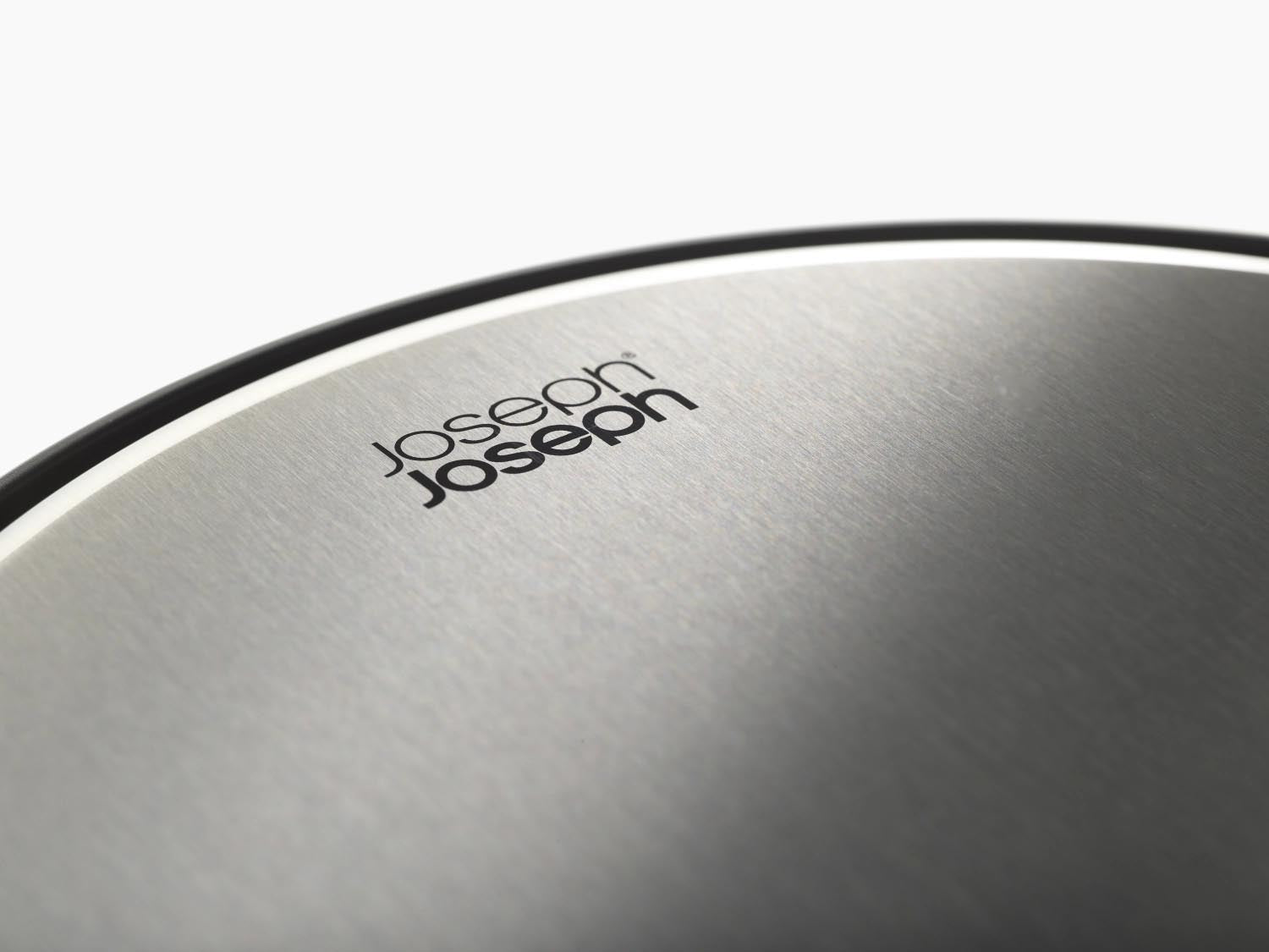 Moderner 10L Pedaleimer von Joseph Joseph in Schwarz, H45cm D26cm, mit herausnehmbarer Innentasche. Ideal für jeden Haushalt.