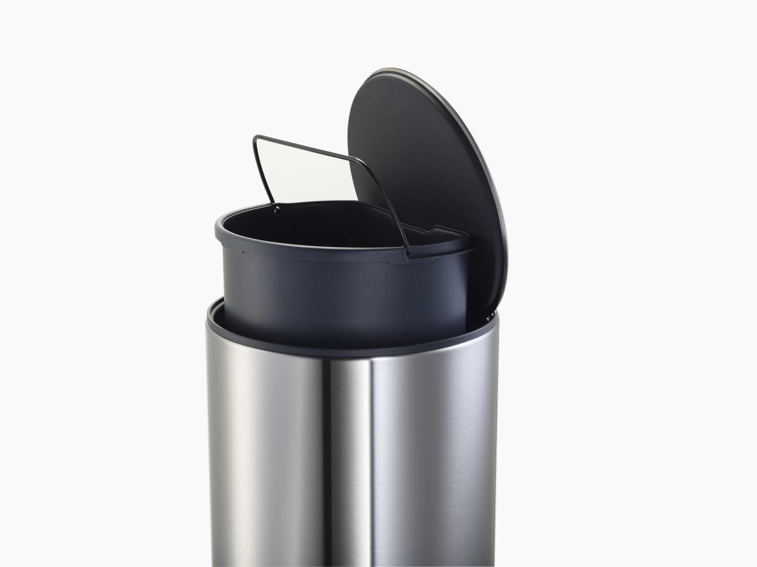 Eleganter 10L Edelstahl-Pedaleimer von Joseph Joseph, H45cm D26cm, mit Innentasche. Perfekt für stilvolle Müllentsorgung.