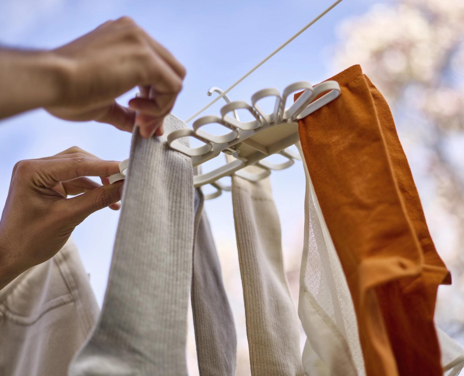 Petal Kleiderbügel von Joseph Joseph: Blütenförmig, bietet Platz für 22 Kleinteile, ideal für stilvolle und praktische Wäscheorganisation.