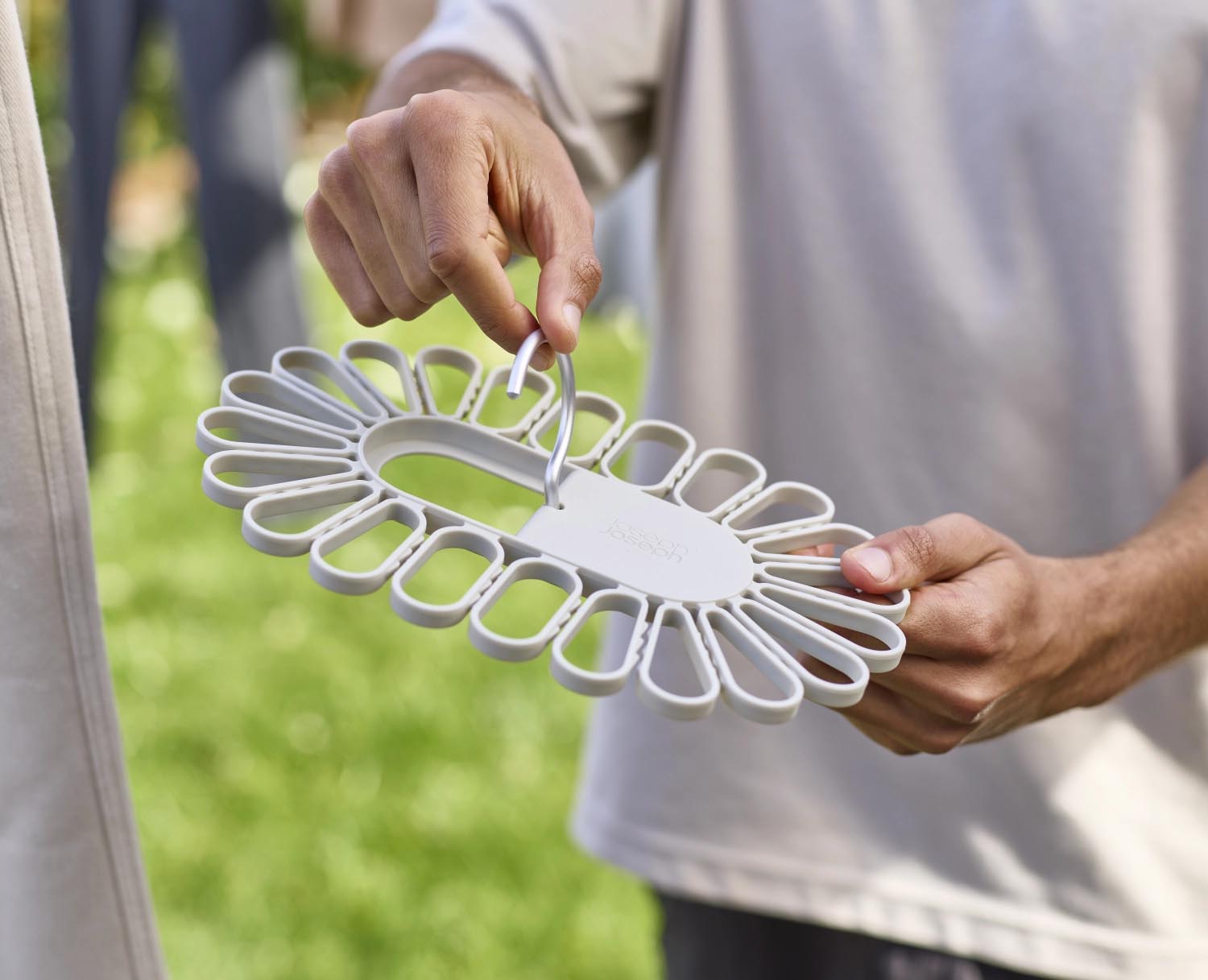 Der Petal Kleiderbügel von Joseph Joseph bietet eine innovative Blütenform, die Platz für 22 kleine Wäschestücke schafft. Ideal für effizientes Trocknen und platzsparend.