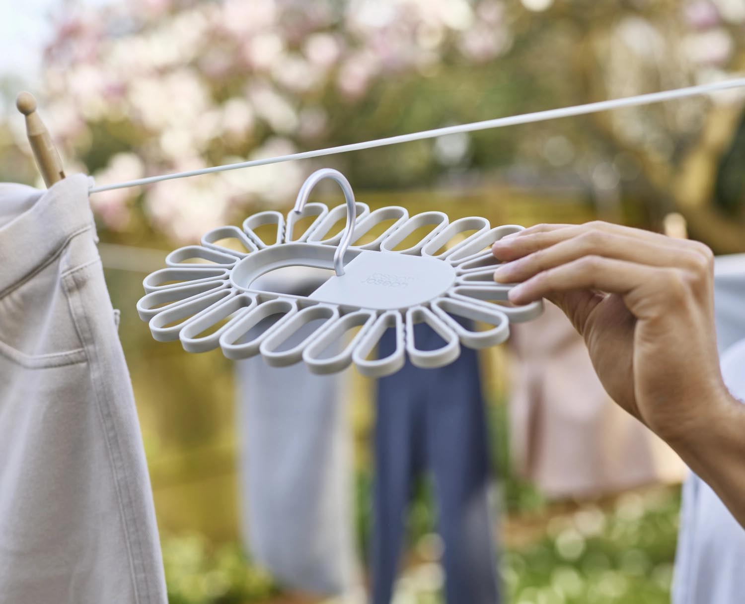 Petal Kleiderbügel von Joseph Joseph: Blütenförmig, bietet Platz für 22 Kleinteile, ideal für stilvolle und praktische Wäscheorganisation.