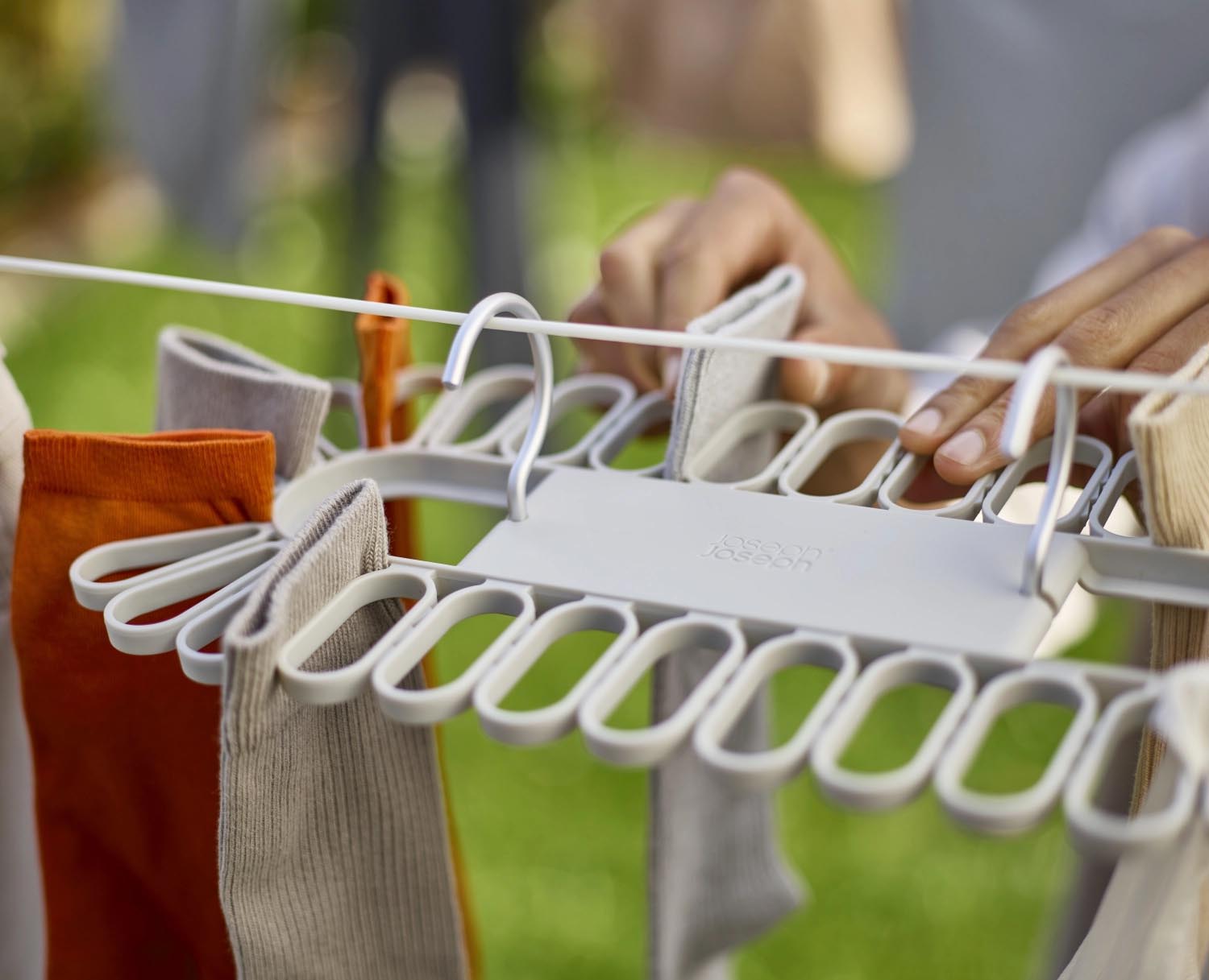 Petal Kleiderbügel von Joseph Joseph: Blütenförmig, bietet Platz für 32 Kleinteile, ideal für platzsparende und stilvolle Wäscheaufbewahrung.