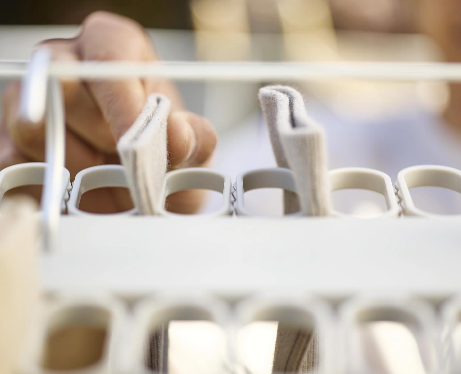 Petal Kleiderbügel von Joseph Joseph: Blütenform, Platz für 32 Kleinteile, praktisch und elegant für kompakte Wäscheorganisation.