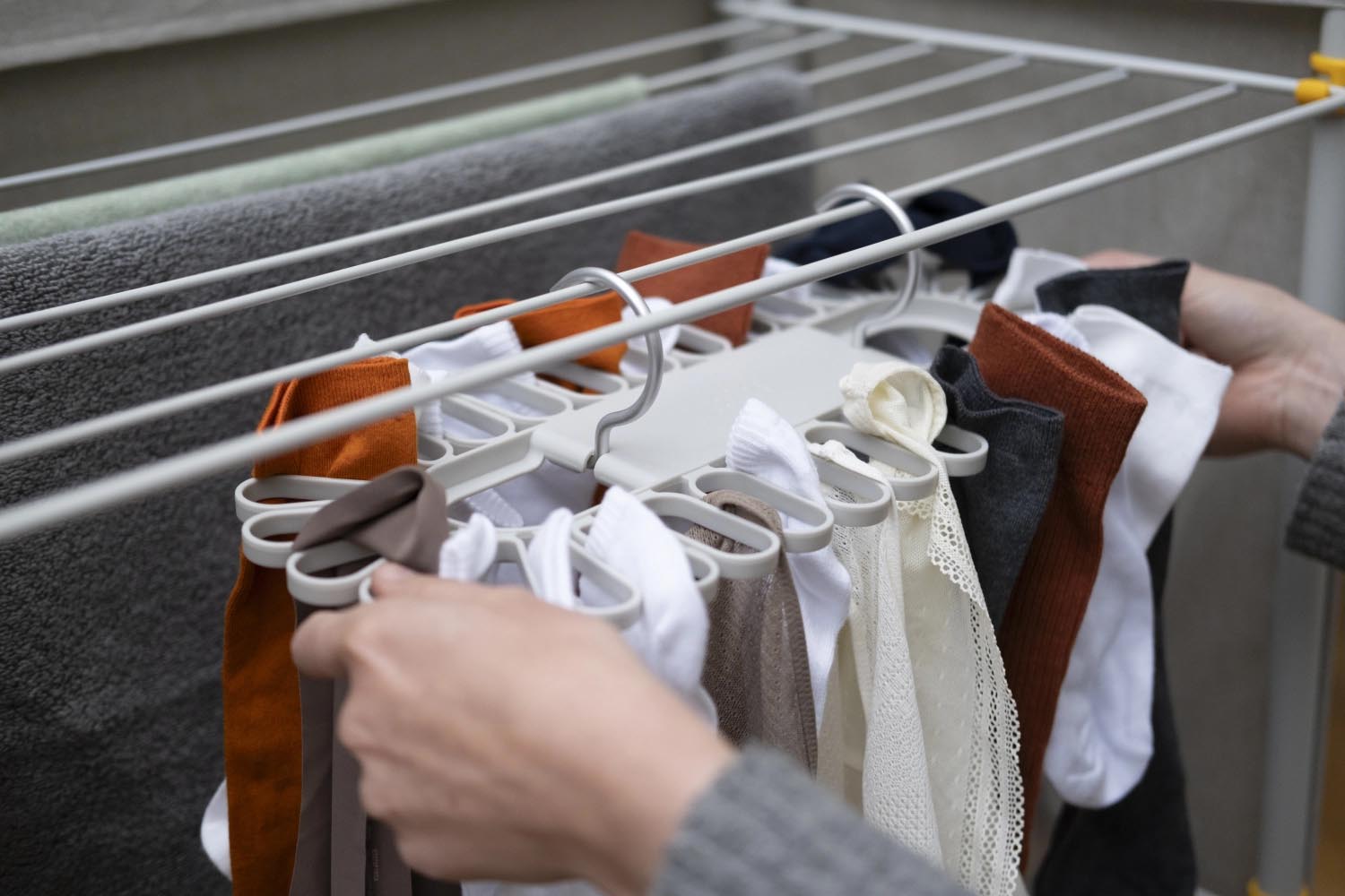 Entdecken Sie den Petal Kleiderbügel von Joseph Joseph: Blütenförmig, ideal für 32 kleine Wäschestücke, effizient und platzsparend für Ihr Zuhause.