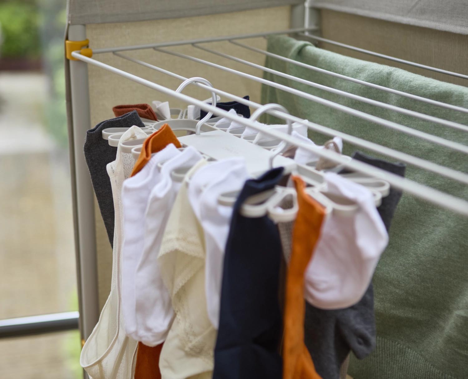 Erleben Sie den Petal Kleiderbügel von Joseph Joseph: Innovatives Design in Blütenform, bietet Platz für 32 Kleinteile, ideal für schnelles und sicheres Trocknen.