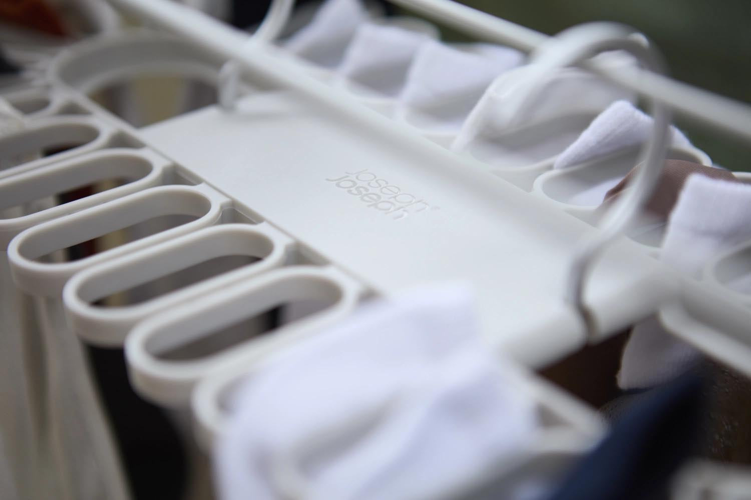 Erleben Sie den Petal Kleiderbügel von Joseph Joseph: Innovatives Blüten-Design für 32 kleine Wäschestücke, ideal zum platzsparenden Trocknen.