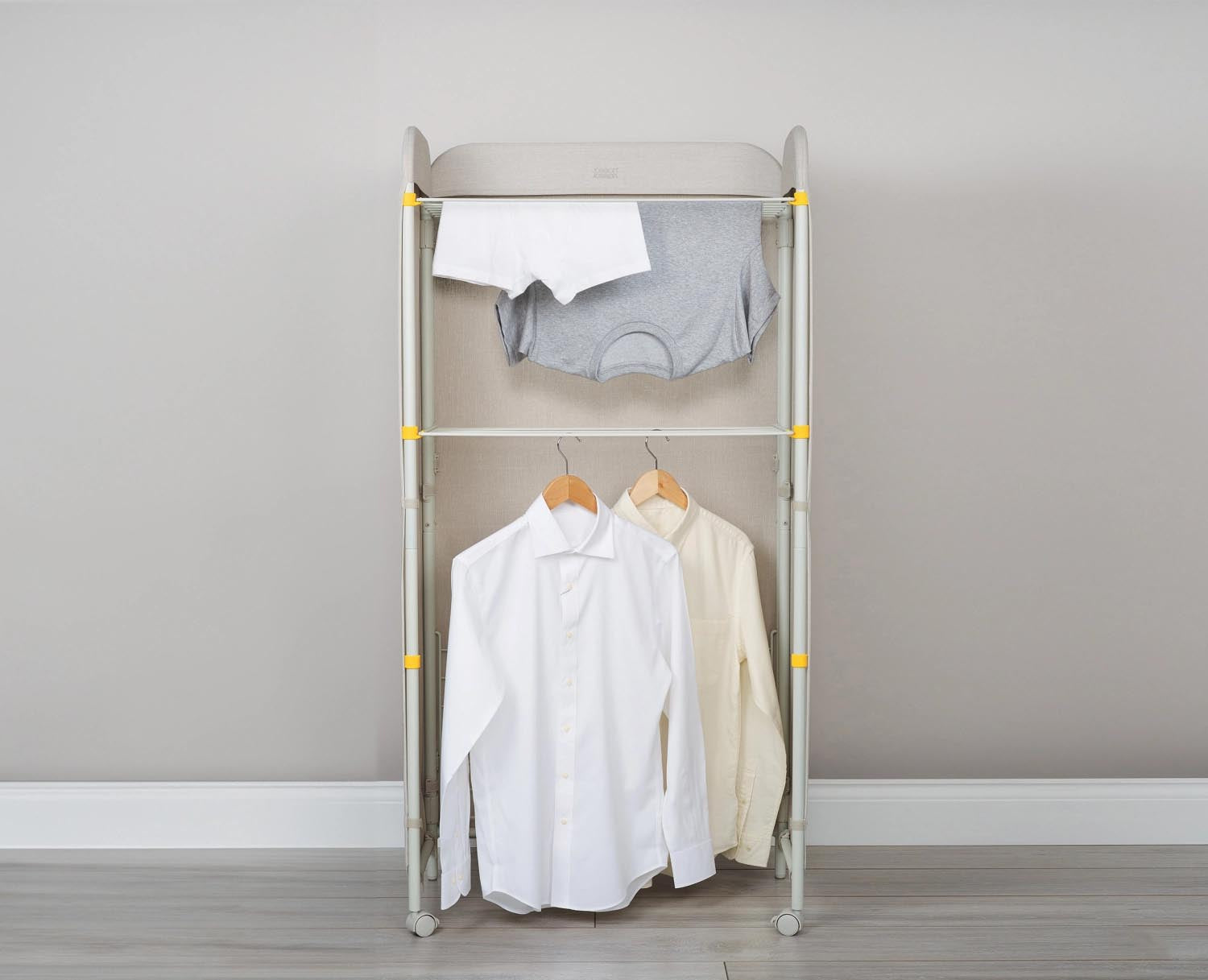 Faltbarer Eclipse Wäscheständer von Joseph Joseph, 150cm hoch, 29cm breit, in ecru, kompakt, modern und praktisch.