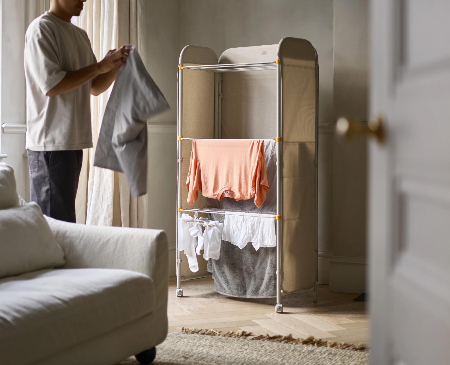 Der faltbare Eclipse Wäscheständer von Joseph Joseph in Ecru bietet stilvolles Wäschetrocknen auf 3 Etagen, ideal für kleine Räume.