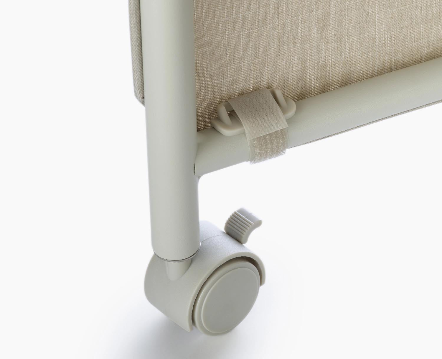 Faltbarer Wäscheständer Eclipse von Joseph Joseph, 150cm hoch, 29cm breit, modernes Design in ecru, platzsparend und praktisch.