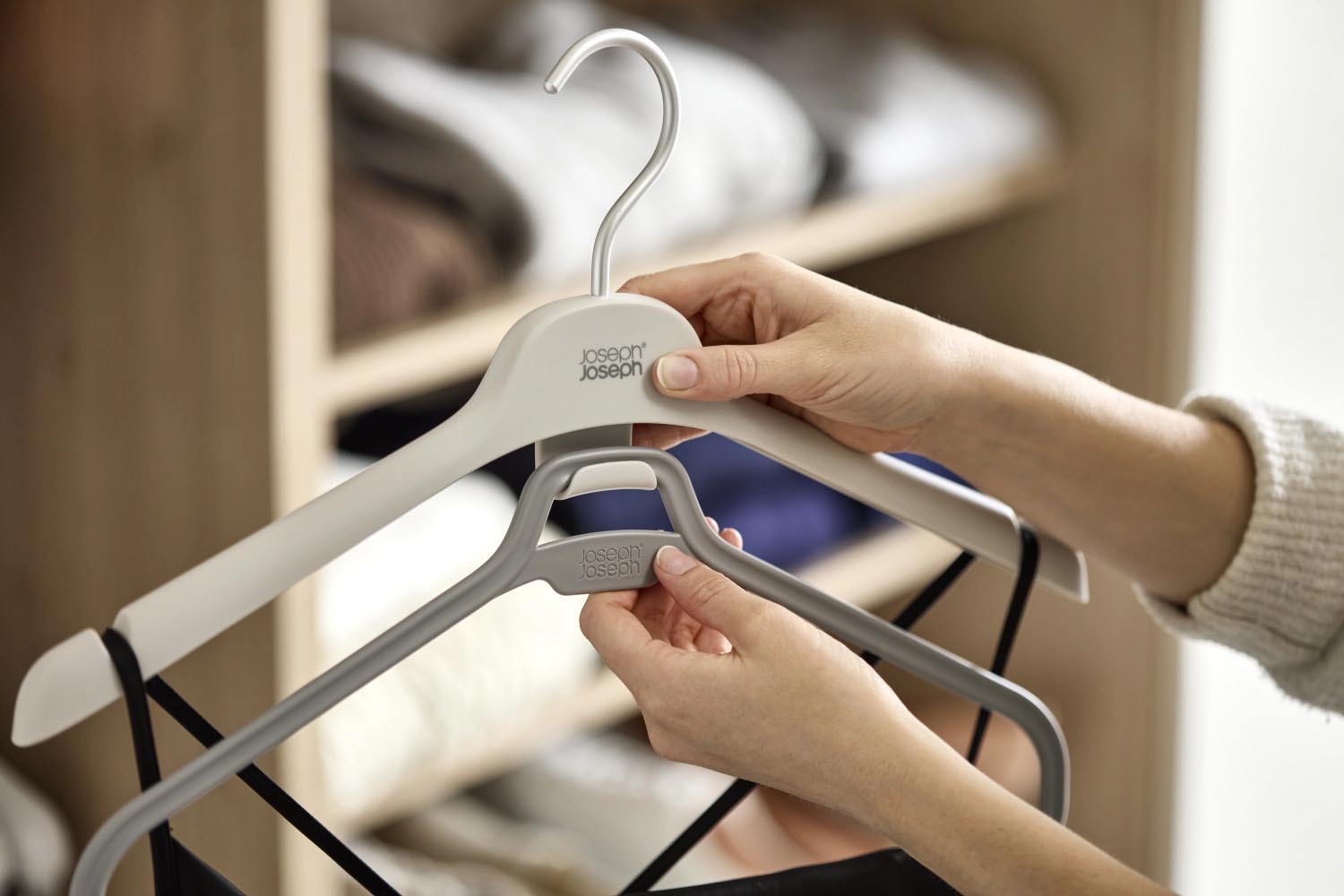 2er Set Kleiderbügel von Joseph Joseph, 31x43cm, aus langlebigem PP in ecru, perfekt für Kleidung und platzsparende Aufbewahrung.