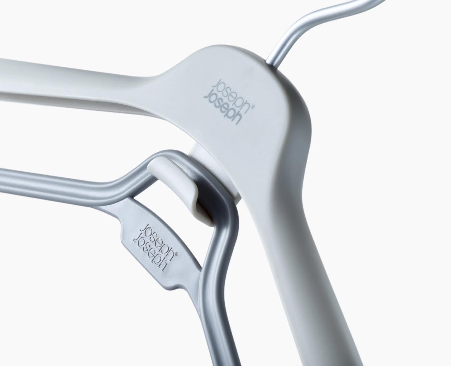 Praktisches 2er Set Kleiderbügel von Joseph Joseph, H31cm L43cm, aus robustem PP in ecru, ideal für ordentliche Kleideraufbewahrung.