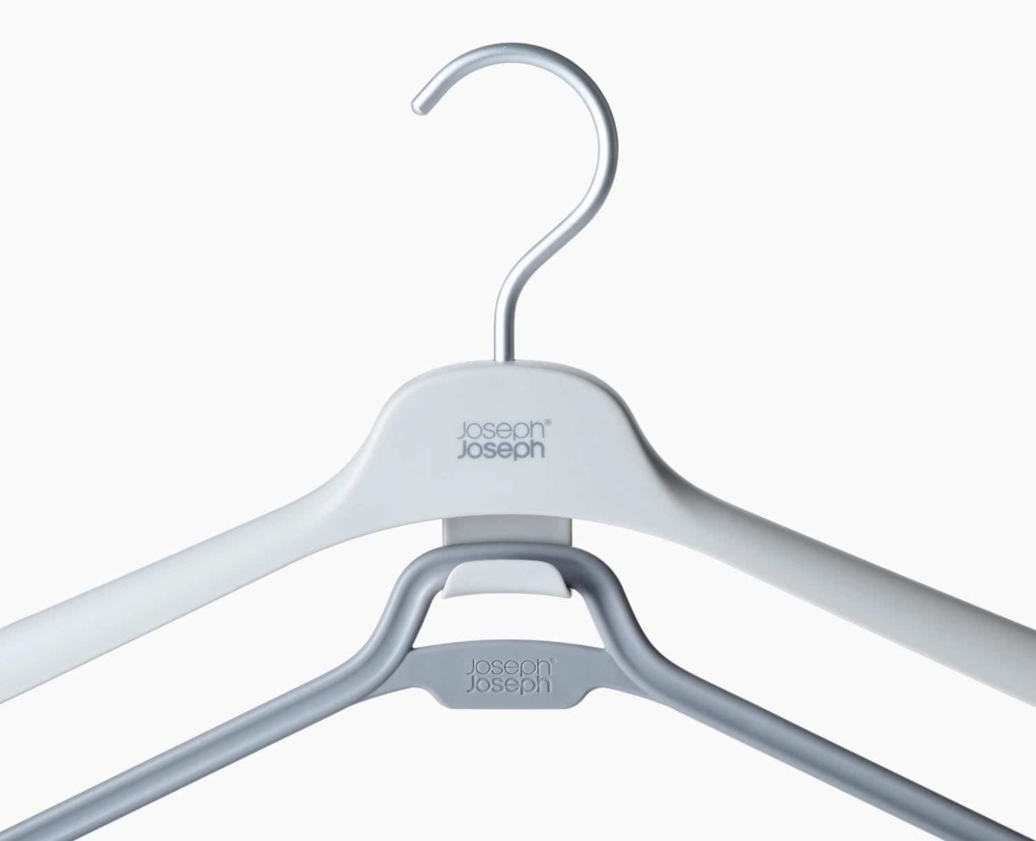 Set aus 2 Kleiderbügeln von Joseph Joseph, H31cm L43cm, aus robustem PP in ecru, ideal für eine organisierte Kleideraufbewahrung.