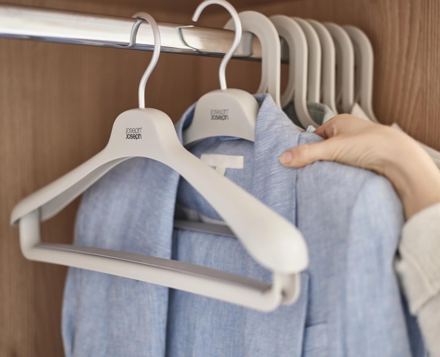 Set aus 2 Kleiderbügeln von Joseph Joseph, ideal für Anzüge, aus robustem PP in Ecru, Masse: 25x42cm, funktional und elegant.