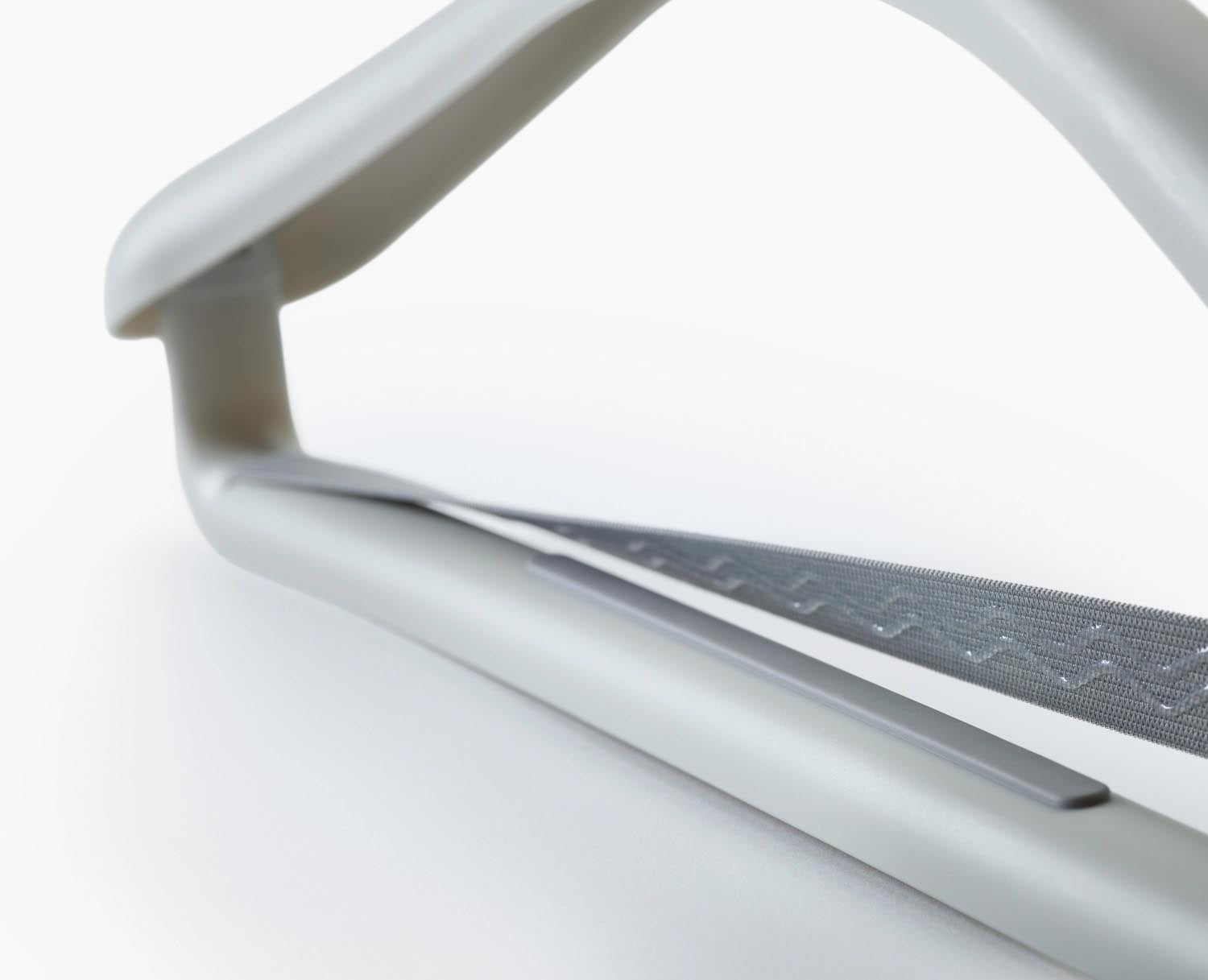 Set aus 2 Kleiderbügeln von Joseph Joseph, ideal für Anzüge, gefertigt aus robustem PP in Ecru, Masse: H25cm x L42cm.