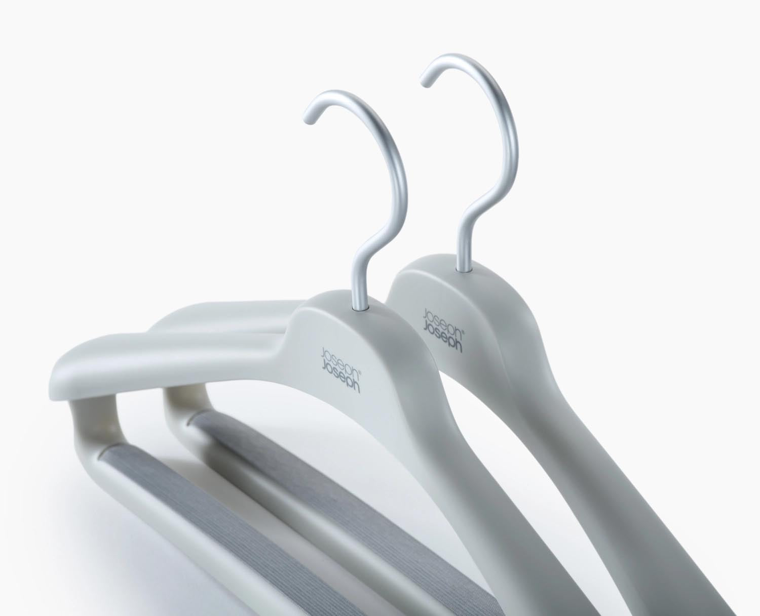 Praktisches 2er Set Orderly Kleiderbügel von Joseph Joseph in elegantem Ecru. Ideal für Anzüge, mit breiten Schulterstützen und elastischen Hosengriffen.