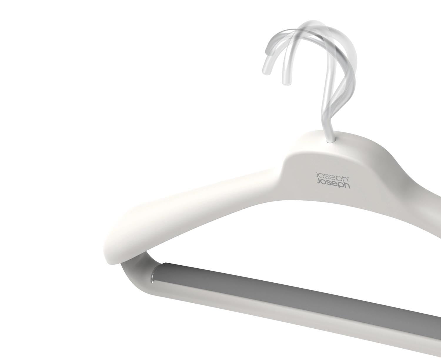 Praktisches 2er Set Orderly Kleiderbügel von Joseph Joseph in elegantem Ecru. Ideal für Anzüge, mit breiten Schulterstützen und rutschfesten Hosengriffen.
