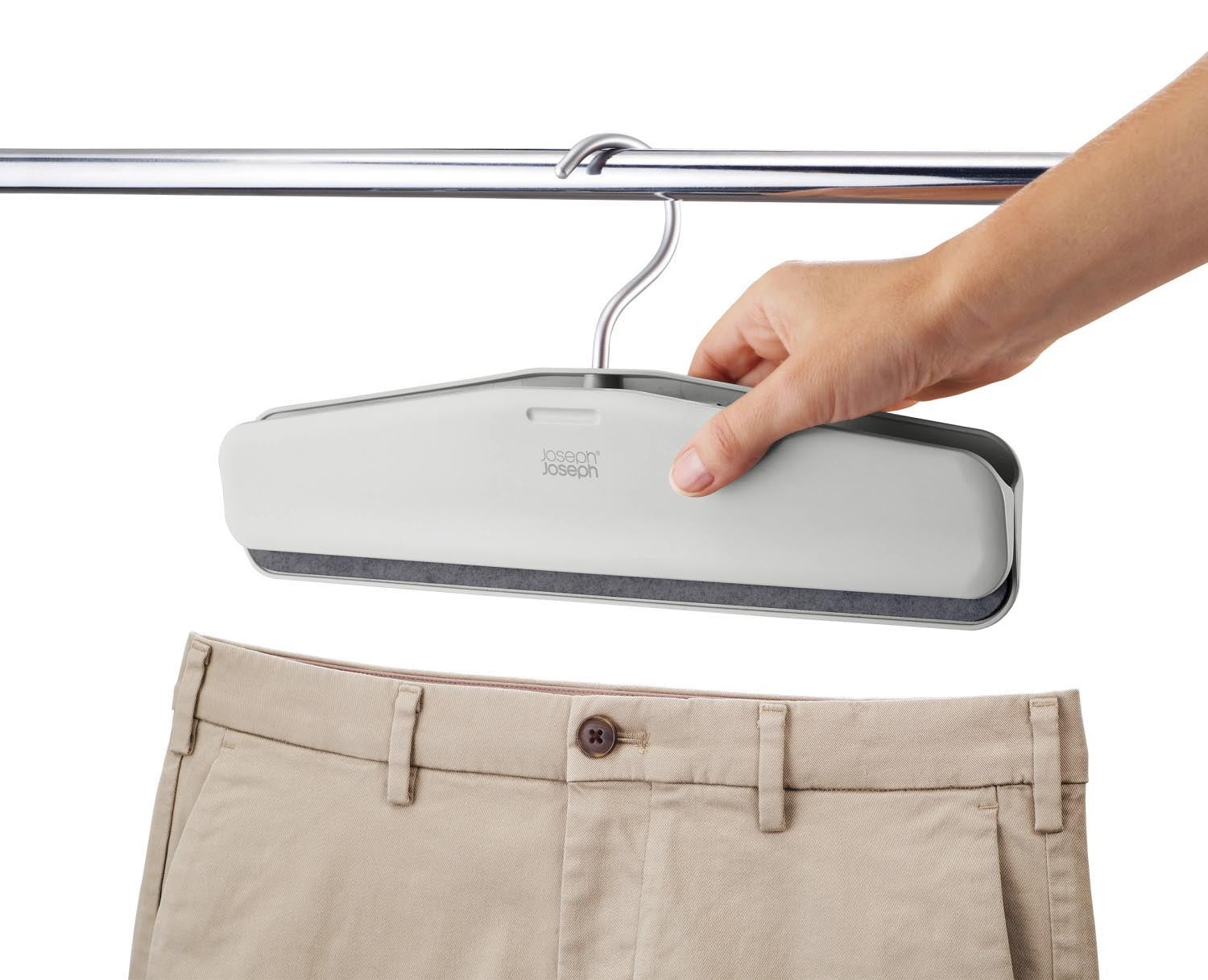 Praktisches 2er Set Orderly Kleiderbügel von Joseph Joseph, 43x17cm, aus umweltfreundlichem ABS in elegantem Ecru, für sicheren Halt und schonende Aufbewahrung.