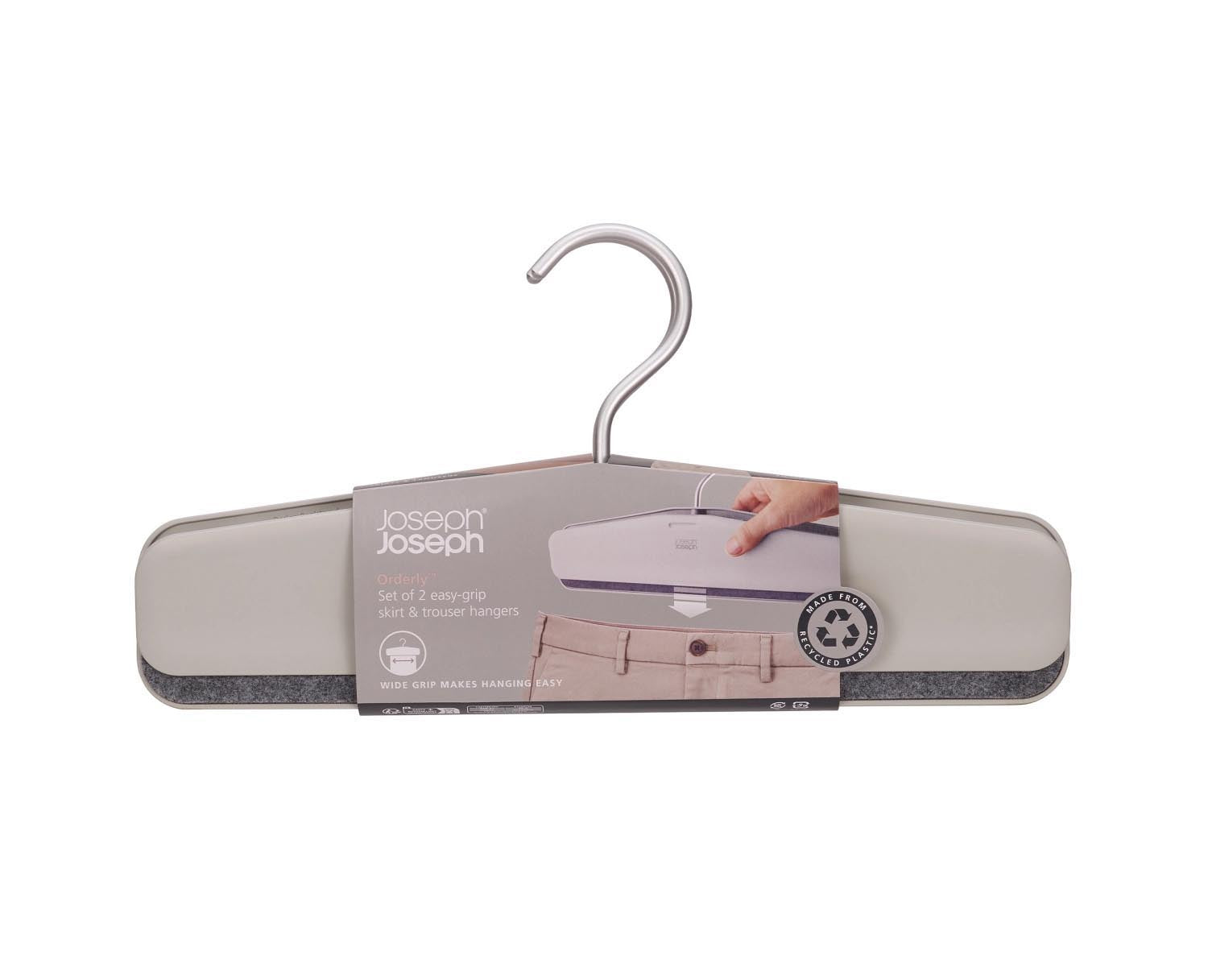 Stylisches 2er Set Orderly Kleiderbügel von Joseph Joseph, 43x17cm, aus recyceltem ABS in edlem Ecru, ideal für schonende Aufbewahrung von Hosen und Röcken.