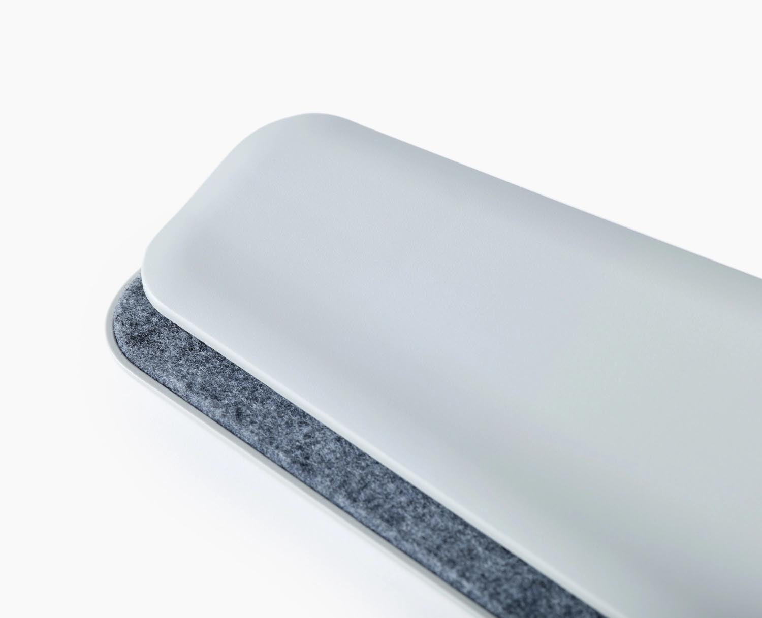 Praktisches 2er Set Orderly Kleiderbügel von Joseph Joseph, 43x17cm, aus umweltfreundlichem ABS in elegantem Ecru, für schonende Aufbewahrung von Hosen und Röcken.